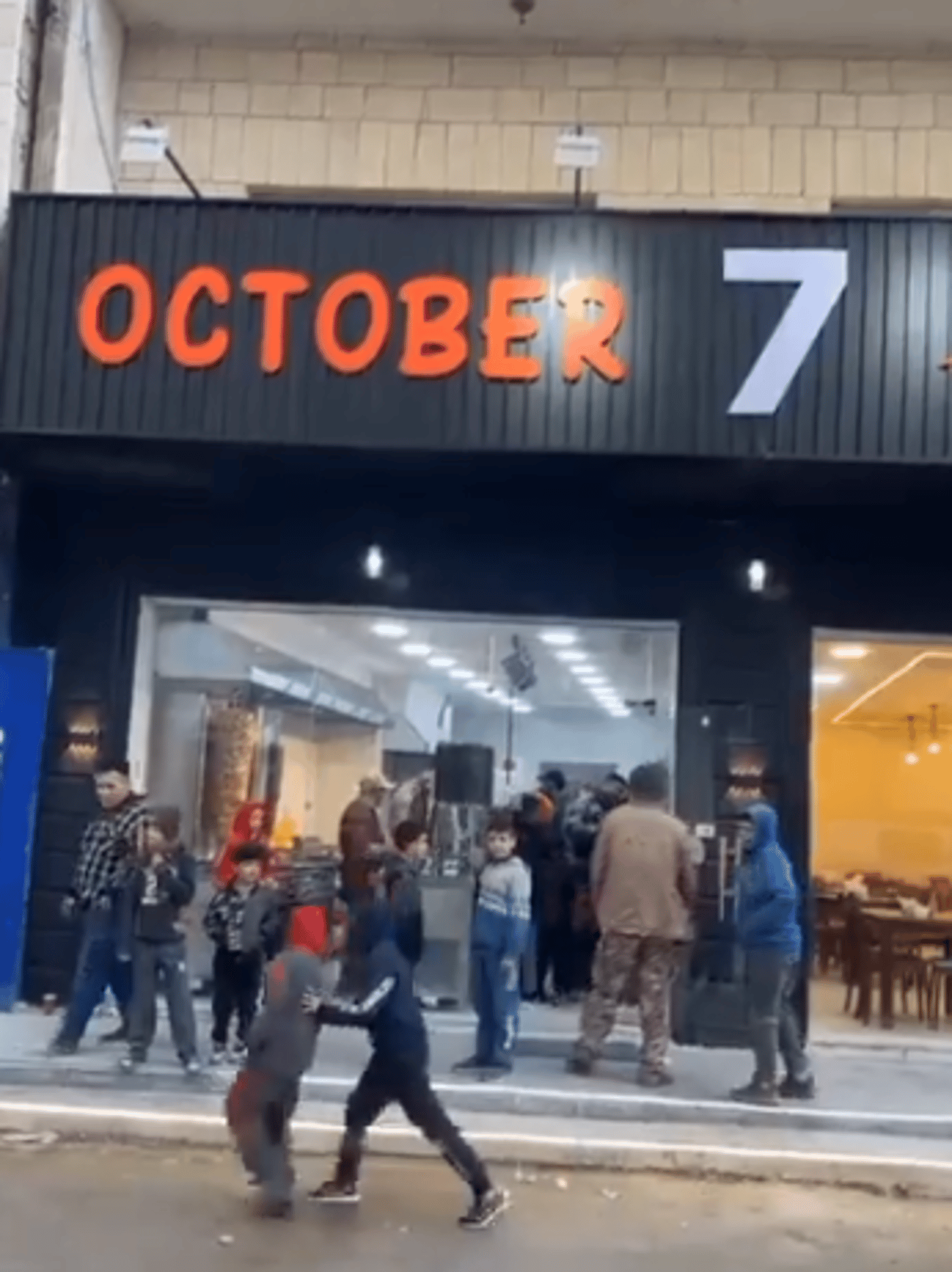 אנשים בתור למסעדה