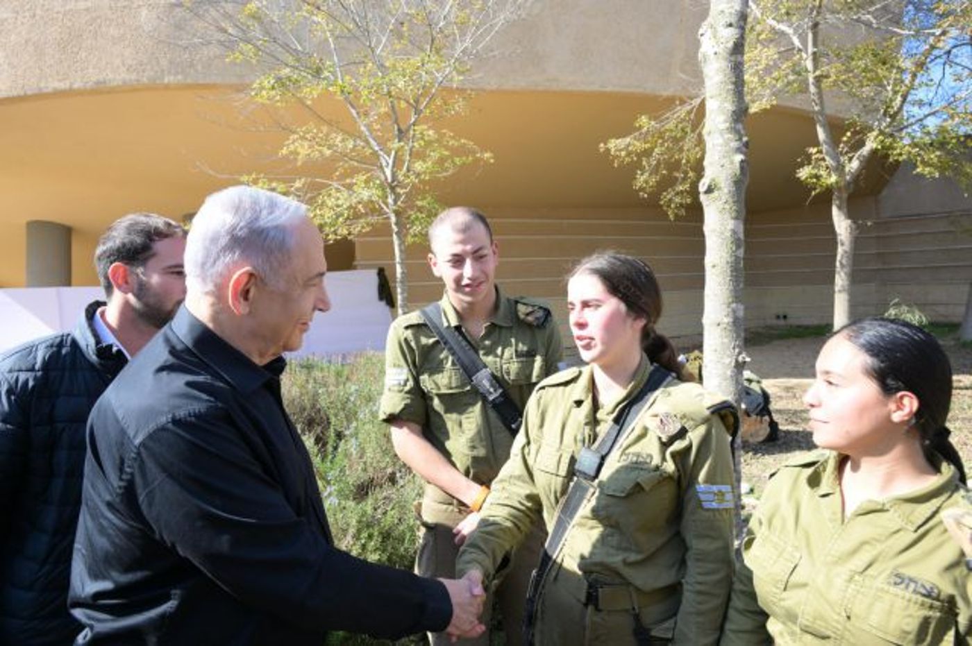 נתניהו עם התצפיתניות (עמוס בן גרשום /לע"מ)