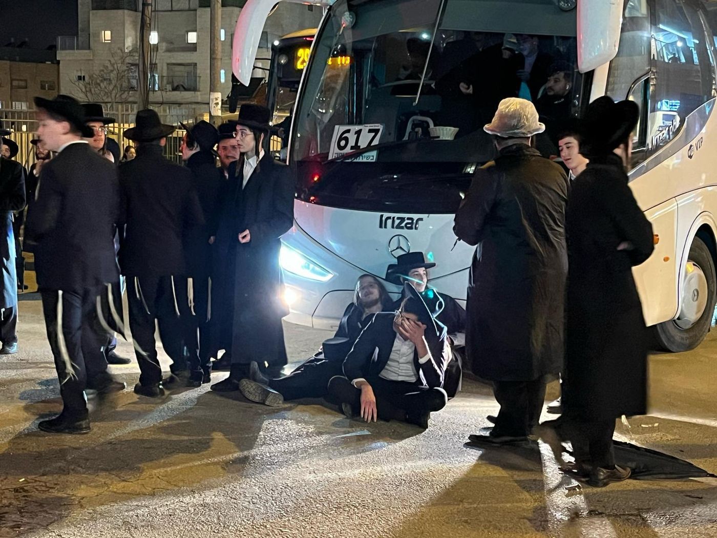 ירושלים: מאות בהפגנה נגד נתיחת גופת הנער חרדי