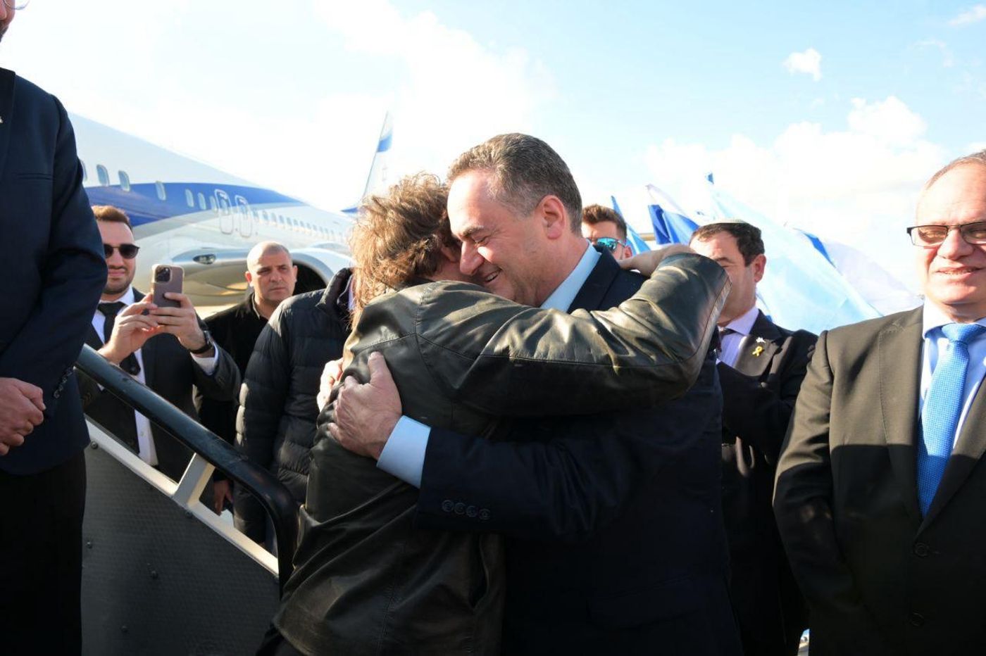 צפו: נשיא ארגנטינה נחת בישראל והתקבל בחיבוק