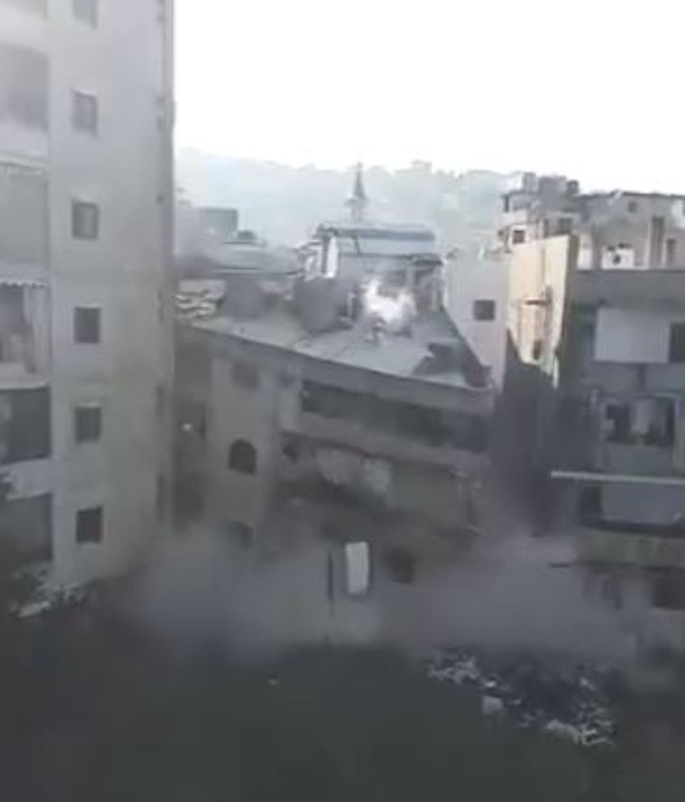 צפו: השכנים חשו רעידות, נמלטו מהבניין ואז הוא קרס
