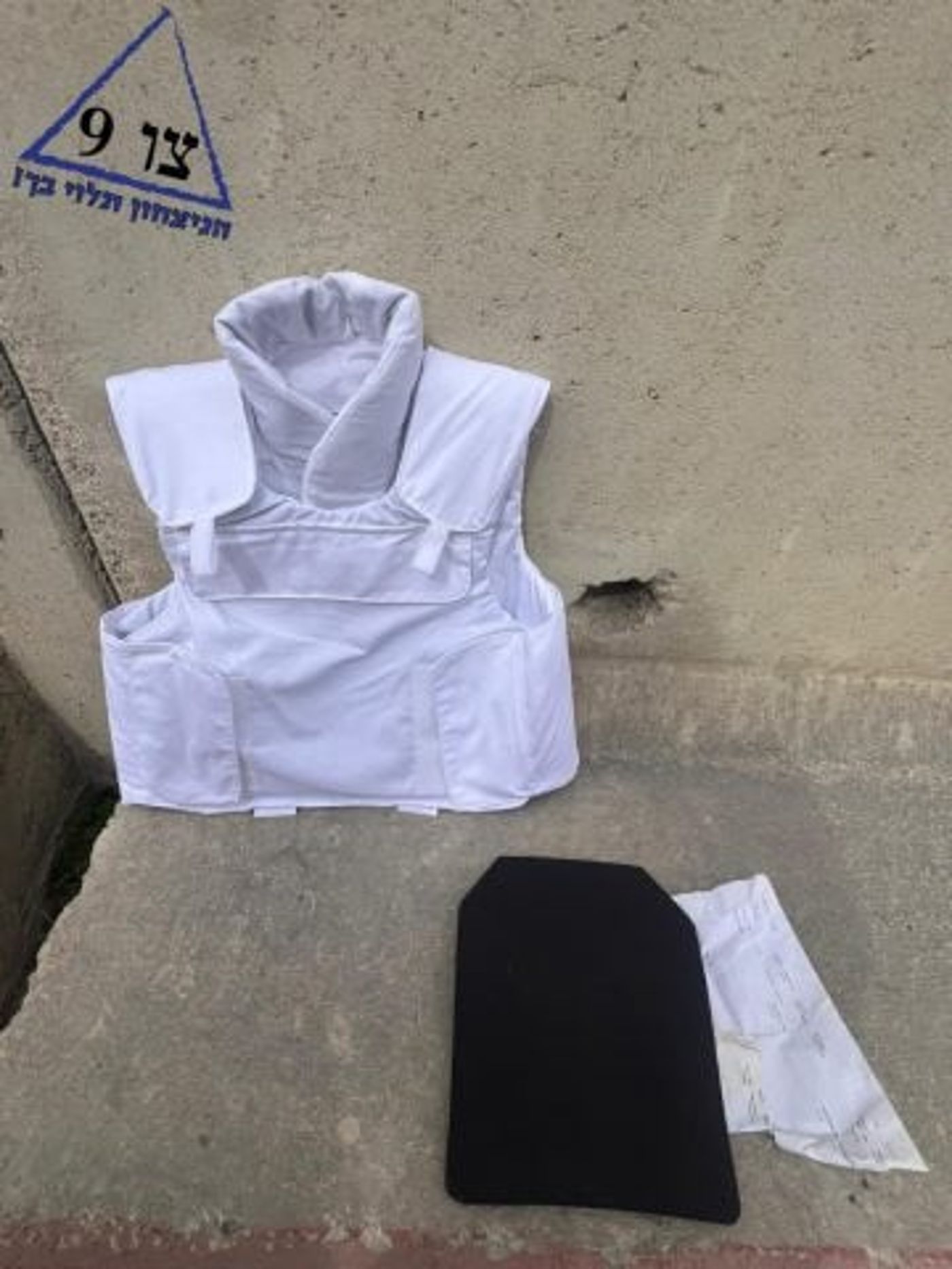 "אותרו אפודים וקסדות"