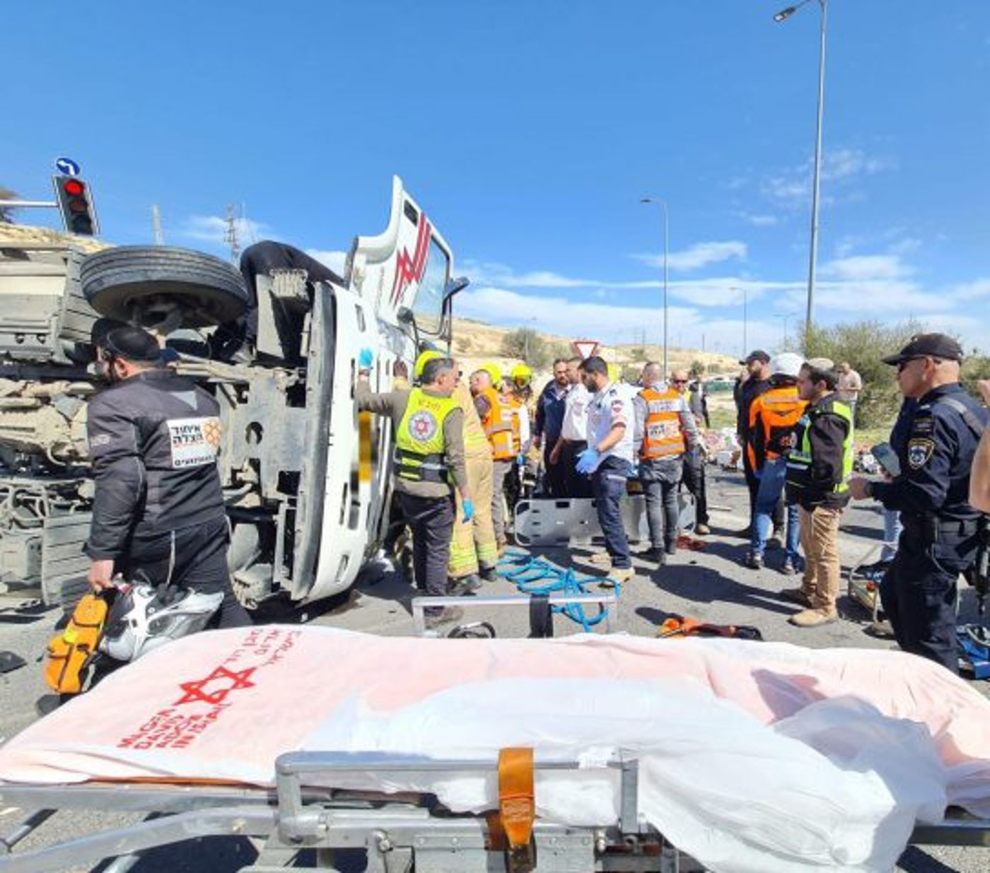 תאונה קשה: משאית התהפכה בכניסה למעלה אדומים