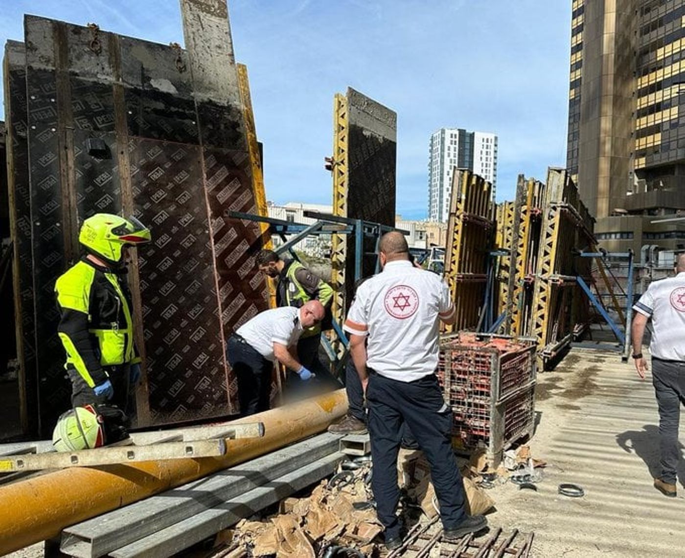 פועל נהרג בנפילה מגובה באתר בנייה בתל אביב