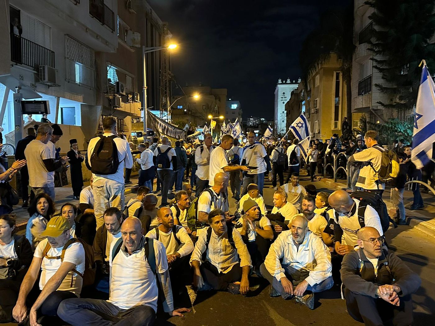 המאבק לשוויון בנטל: מאות מפגינים ליד ביתו של גפני