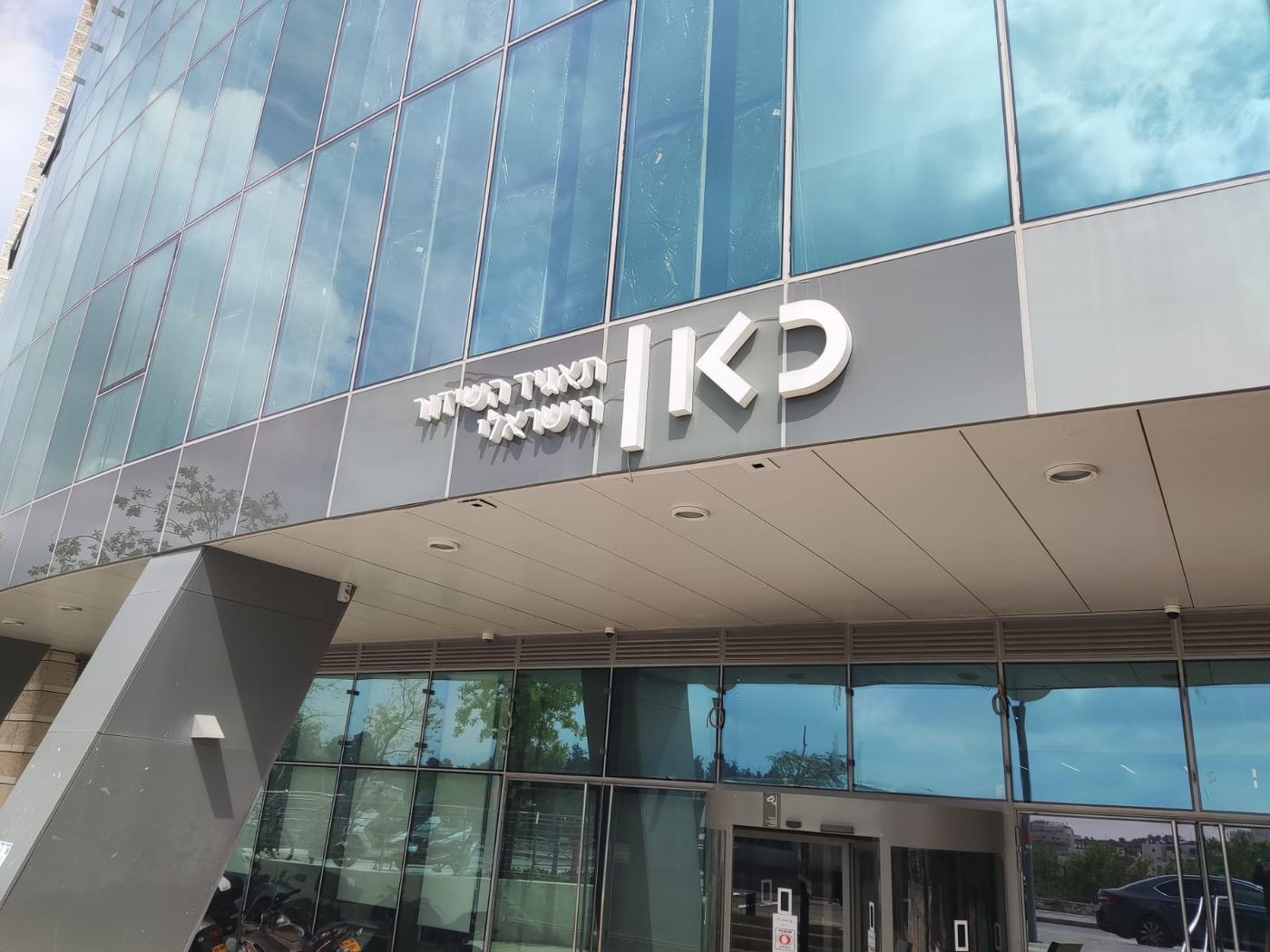 אחרי שעזב: כתב כאן 11 תוקף את התאגיד