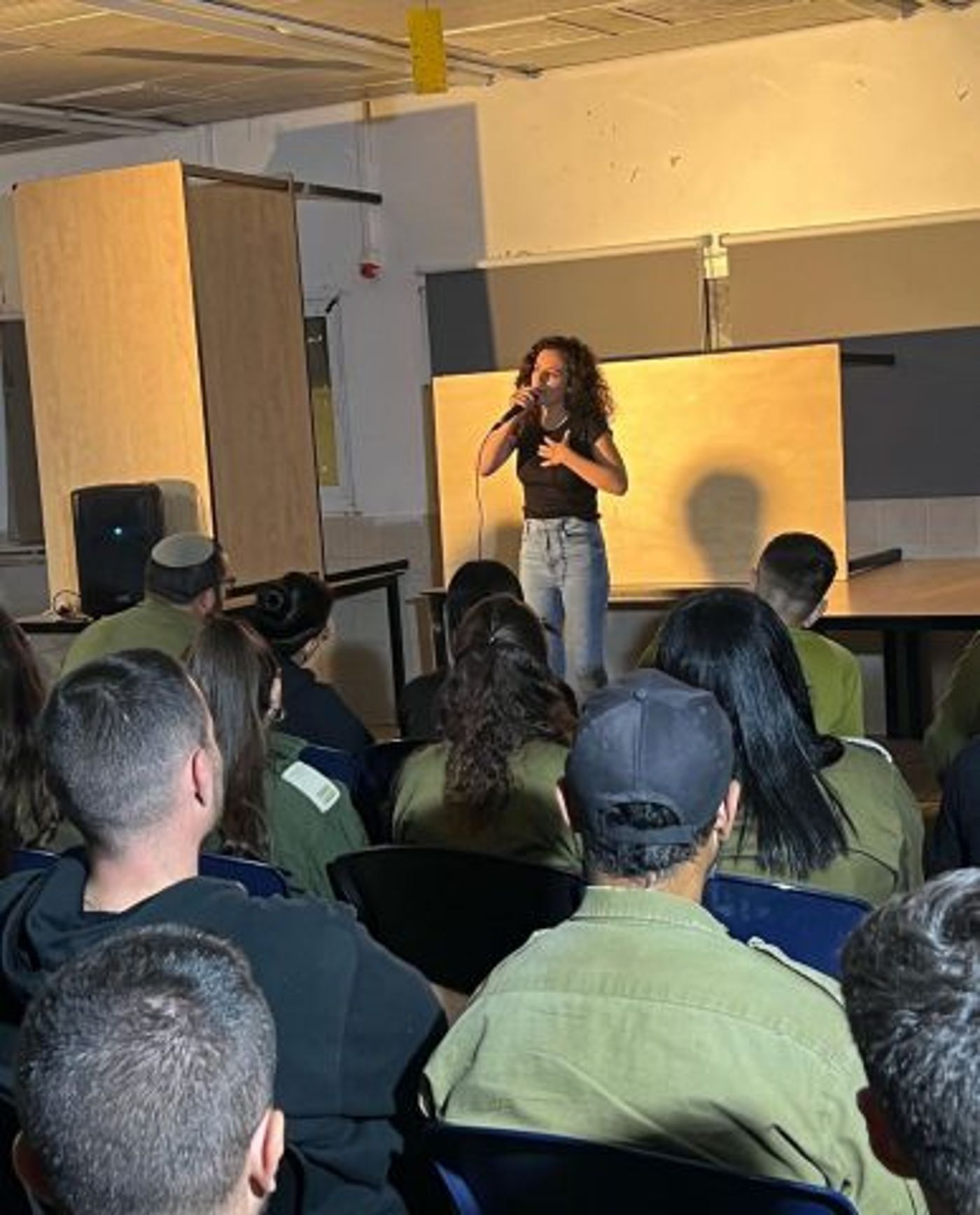 הסטנדאפיסטית שחורשת את צה"ל: בשמחה ננצח