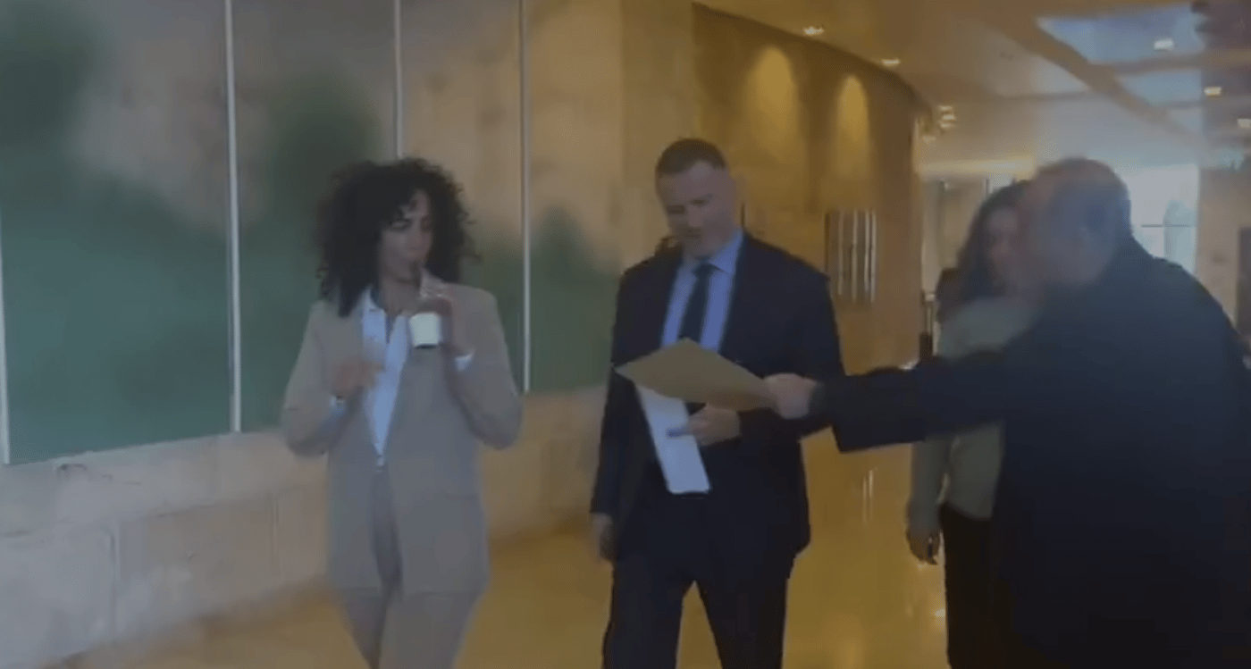יולי אדלשטיין לדוד הנרצחת מנובה: "עוף לי מהעיניים"