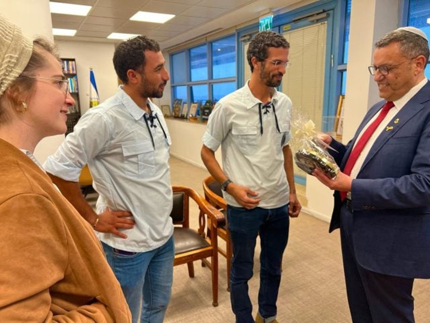 "נמשיך להשקיע": משה ליאון מקבל את משלוח המנות מנציגי בני עקיבא בירושלים (באדיבות המצלם)