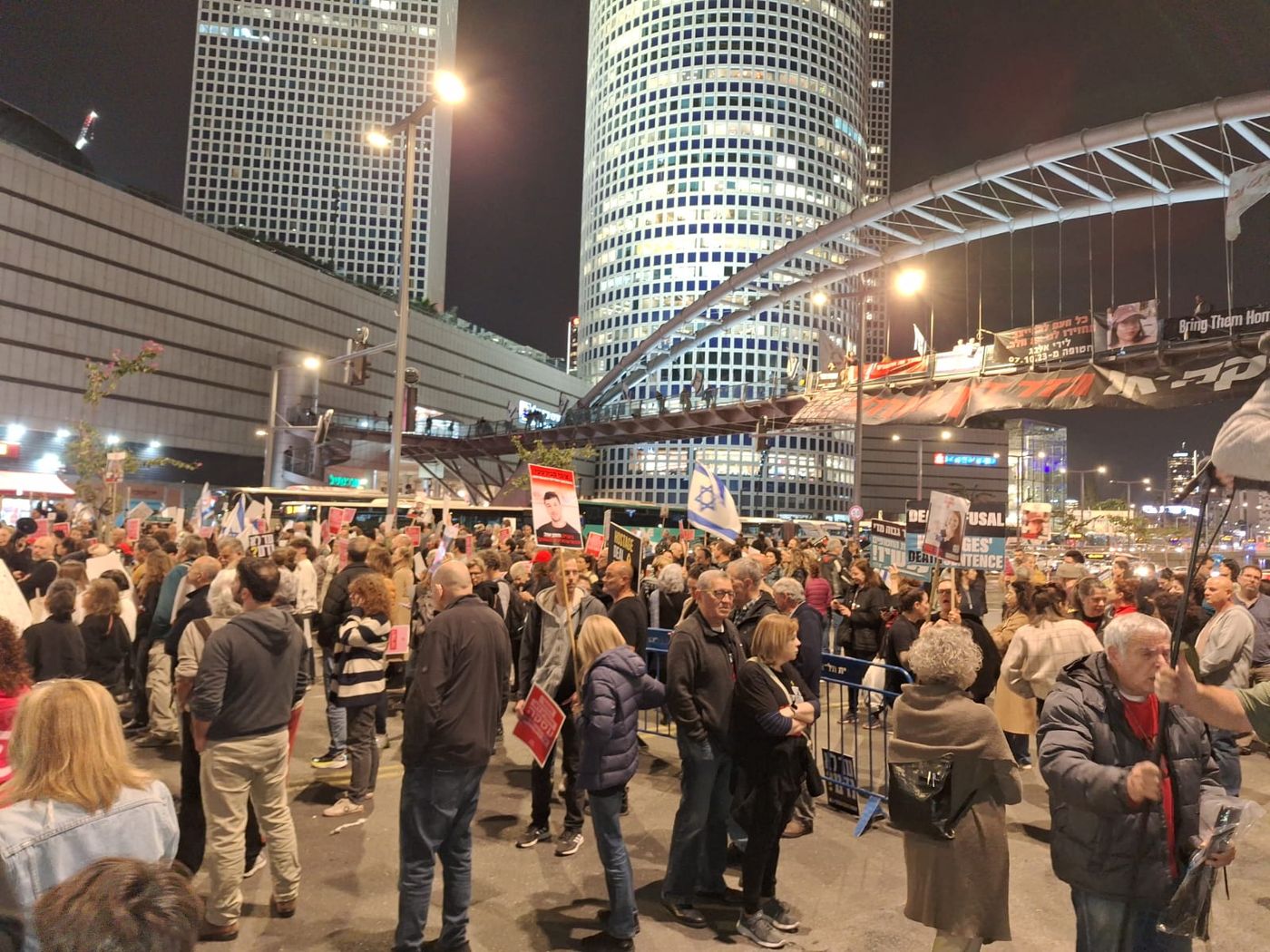 בזמן הצהרת הגרי: מפגינים חסמו כביש מול הקריה. צפו