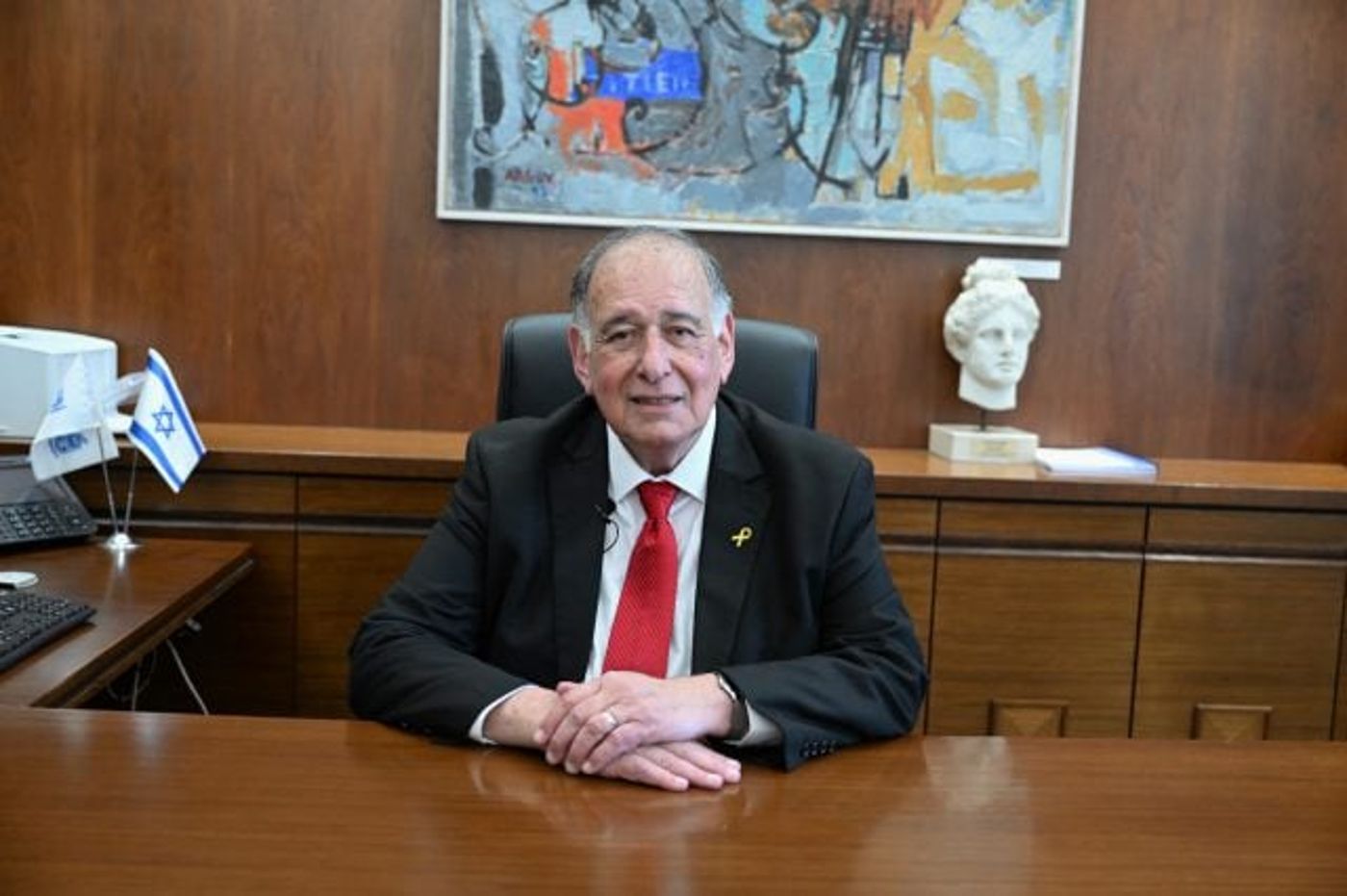 יונה יהב בכיסא ראש העיר (ראובן כהן, דוברות עיריית חיפה)