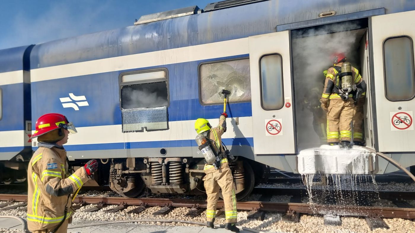 שריפה פרצה במוסך הרכבת בחיפה: אין חשש ללכודים