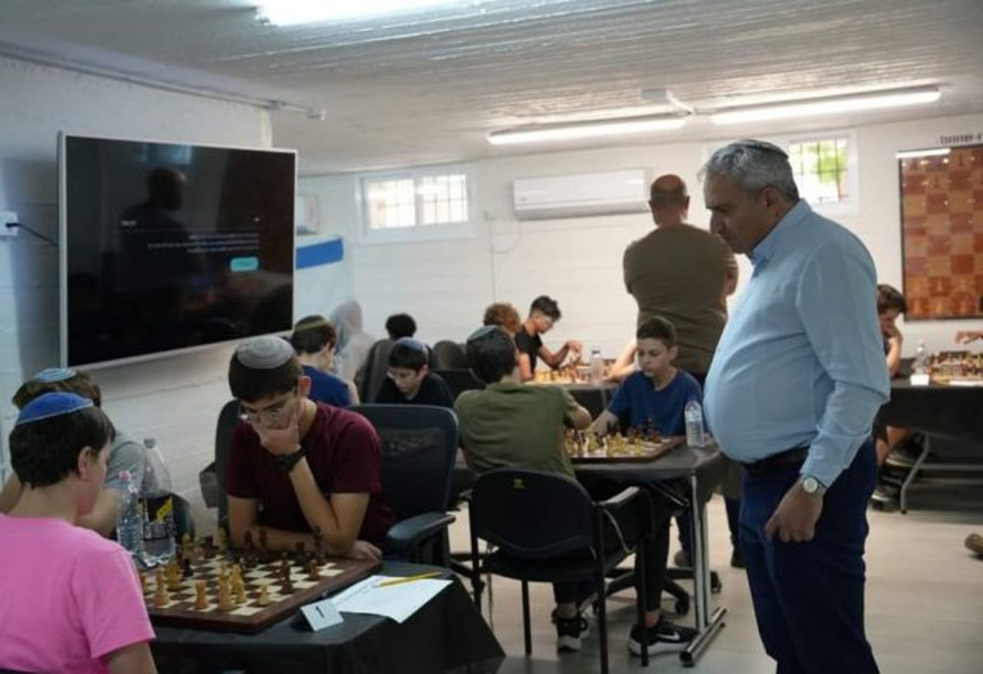 ח"כ זאב אלקין בוחן את תחרויות השחמט