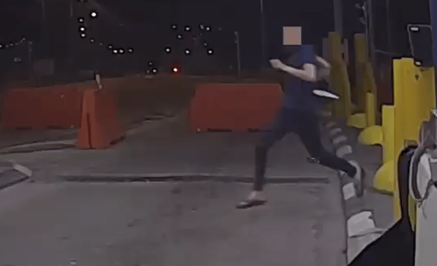 רץ בסכין שלופה: תיעוד מהפיגוע במעבר אליהו