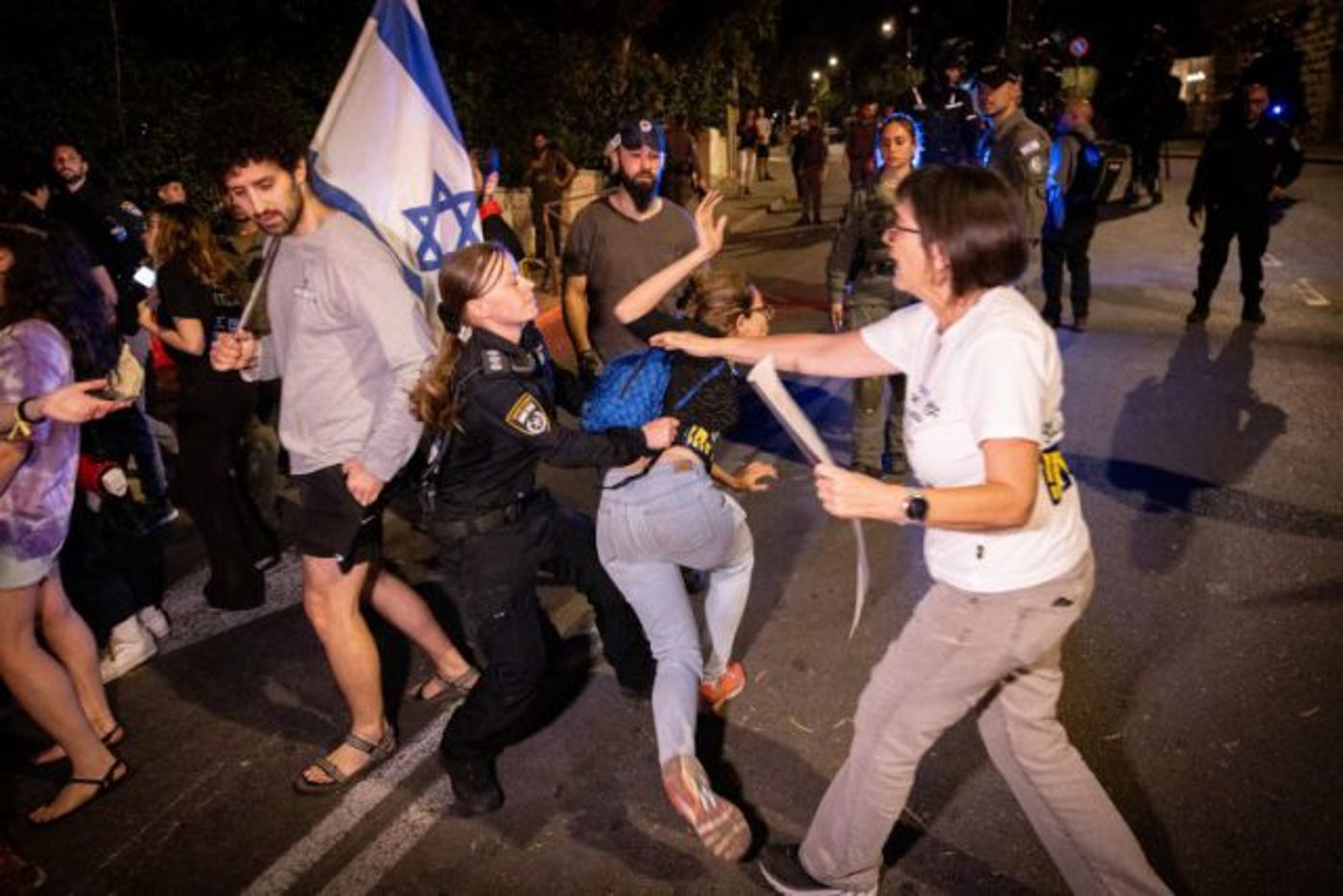מפגינים מתעמתים עם שוטרים בירושלים