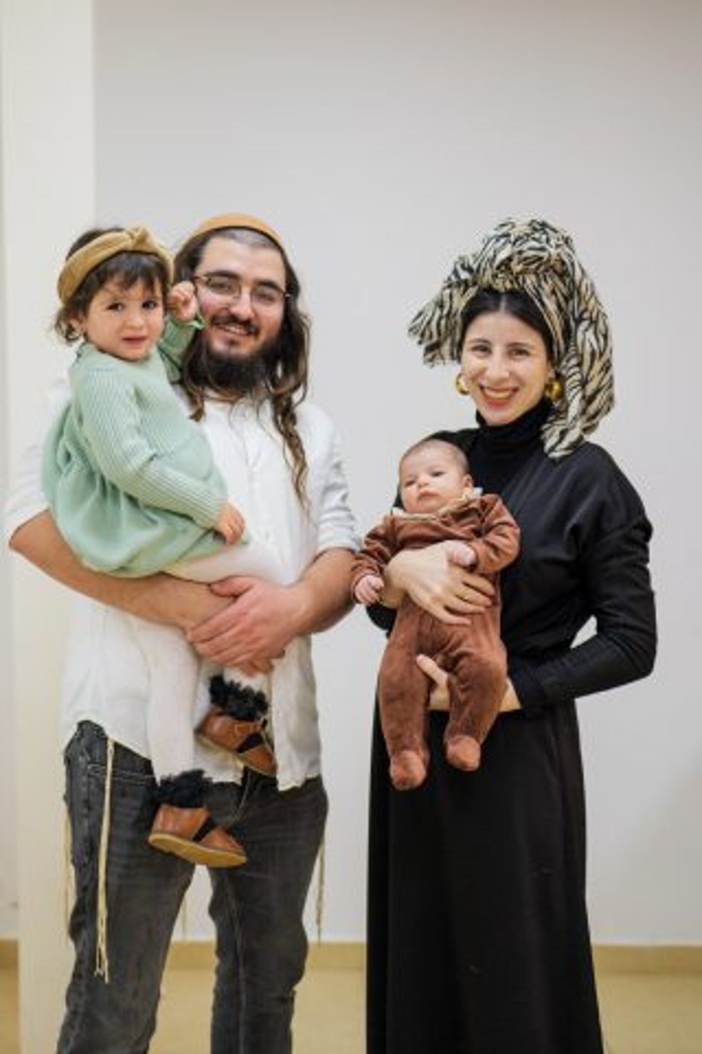 עסיס ומשפחתו (ללא קרדיט)