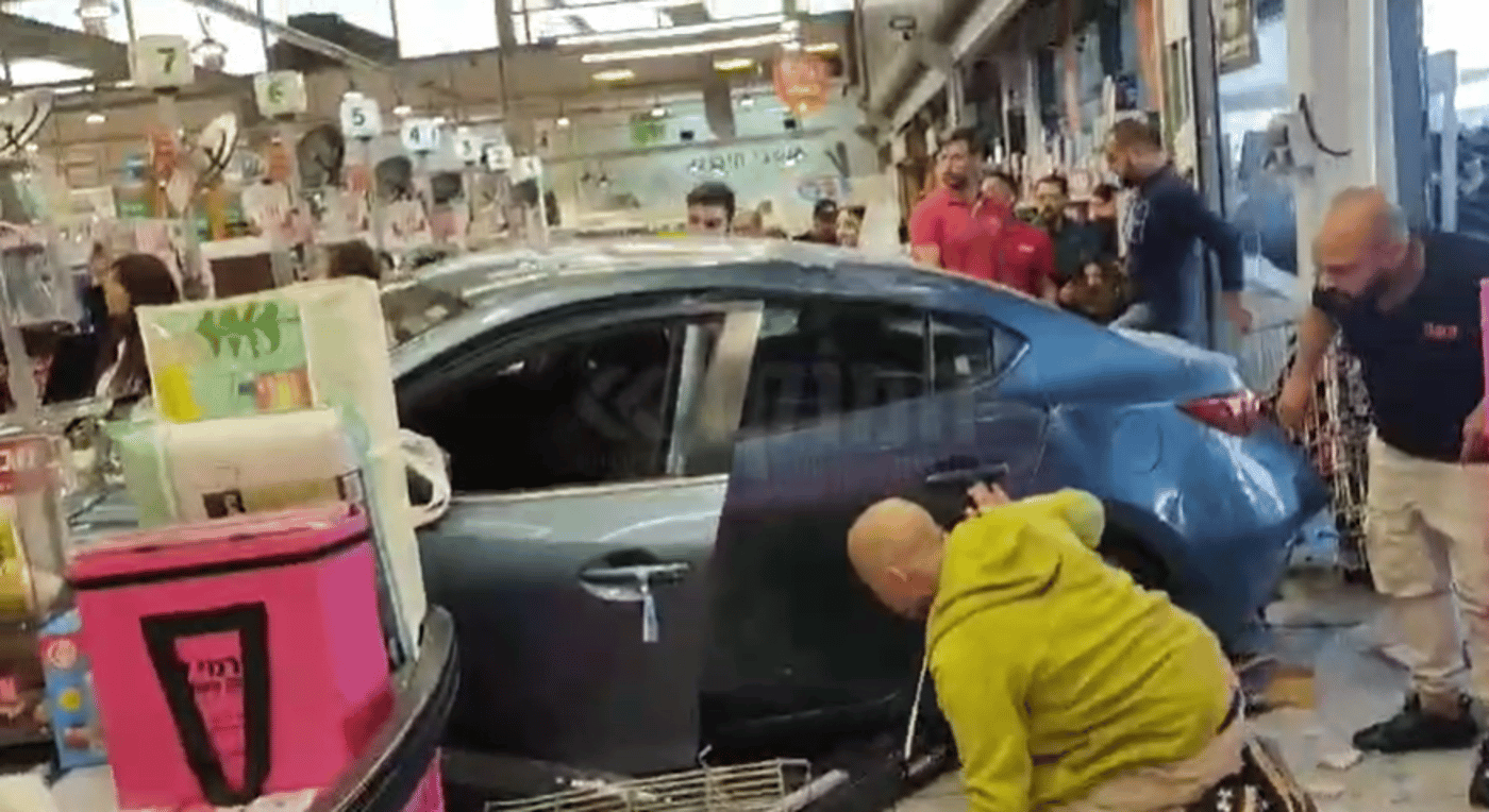 רכב נכנס לתוך סניף רמי לוי והתנגש בקופות. צפו בתיעוד