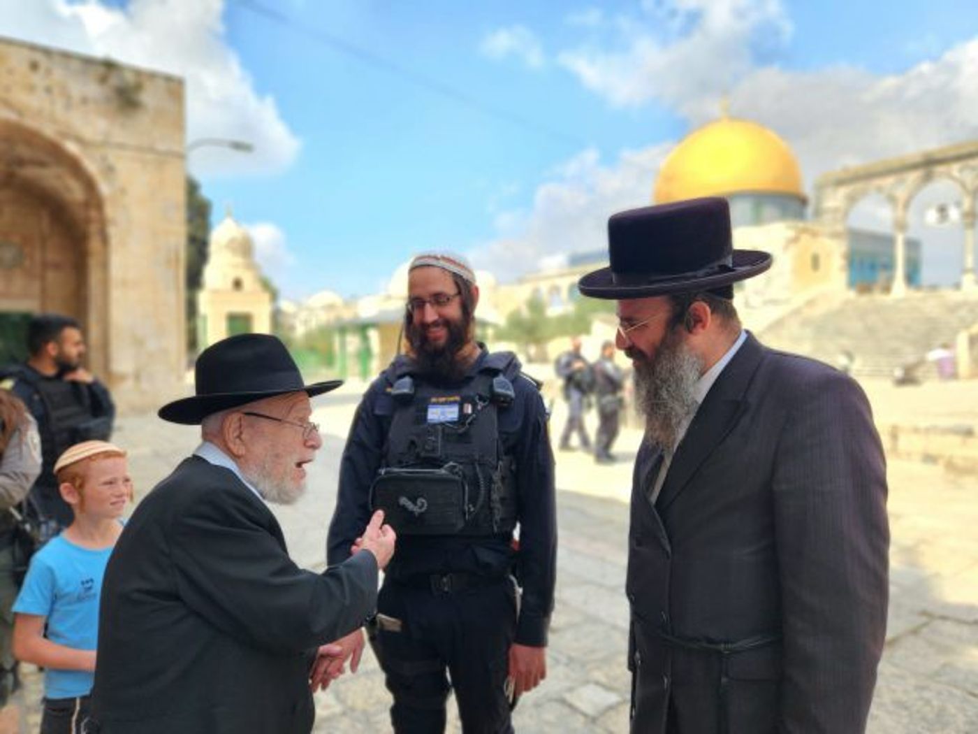 הרב ליאור במפגש עם השוטר (ללא קרדיט)