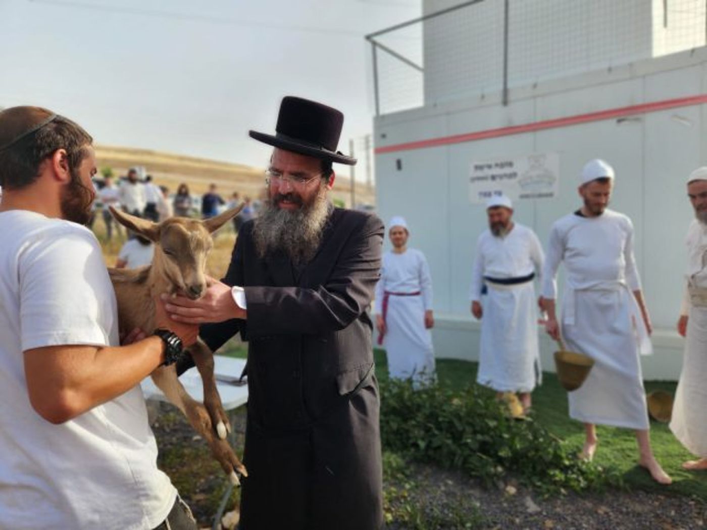 לקראת החג: תירגול הקרבת זבח הפסח על גבי מזבח ענק