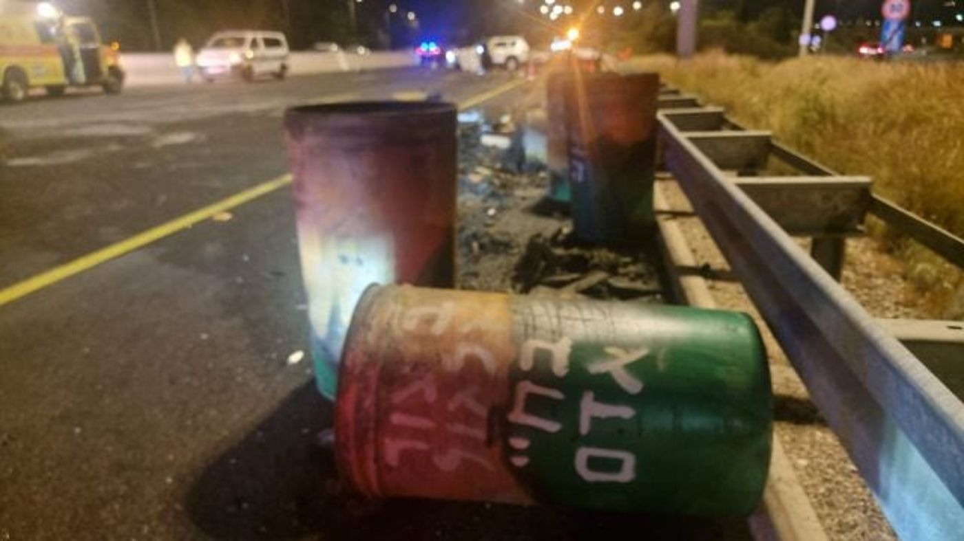 החביות בזירת הדריסה (דוברות המשטרה)