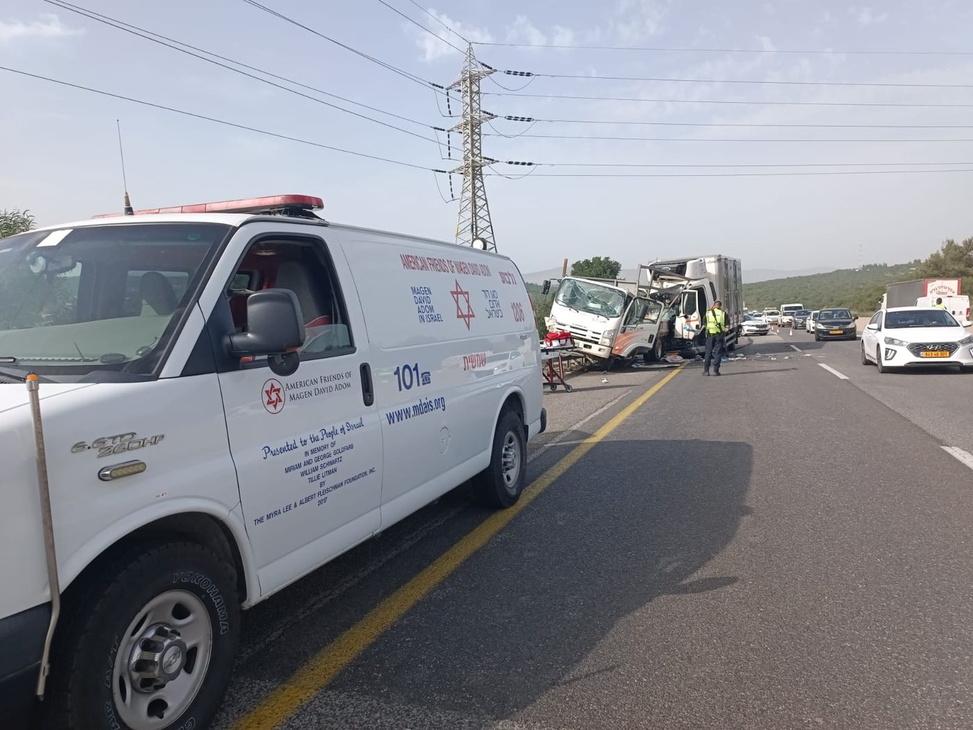 שני נהגי משאיות נפצעו קשה בתאונה בכביש 77