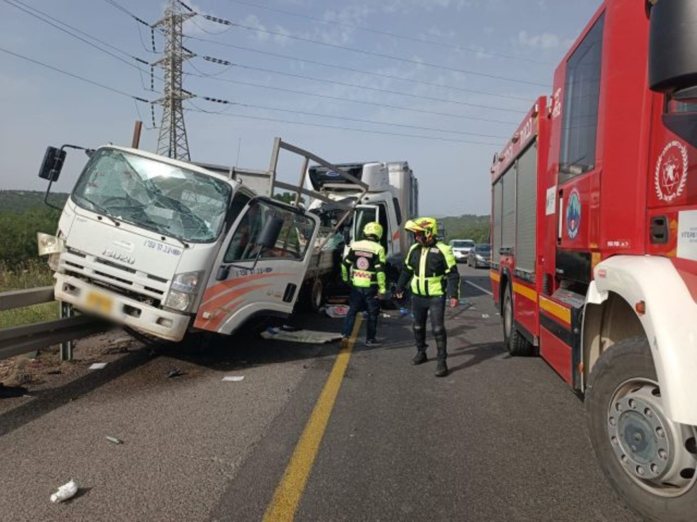 שני נהגי משאיות נפצעו קשה בתאונה בכביש 77