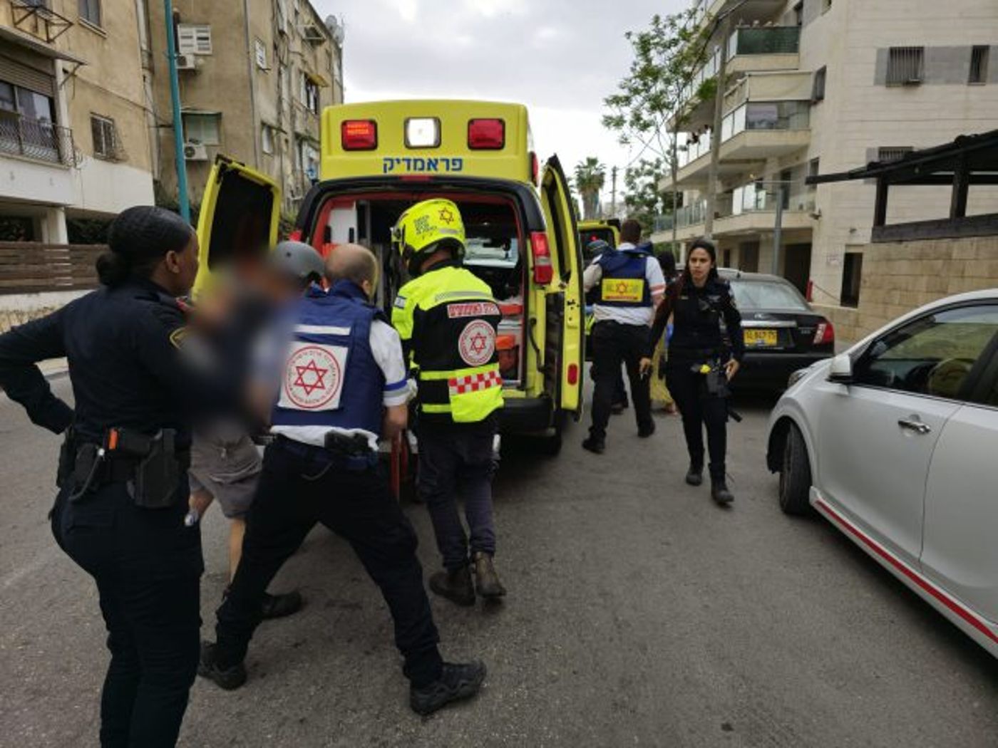 פינוי הפצועה (קרדיט: תיעוד מבצעי מד"א)