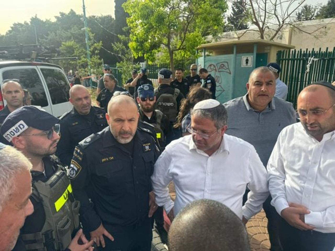 השר לביטחון לאומי, איתמר בן גביר ומפקד מחוז מרכז, ניצב אבי ביטון בזירת הפיגוע ברמלה
