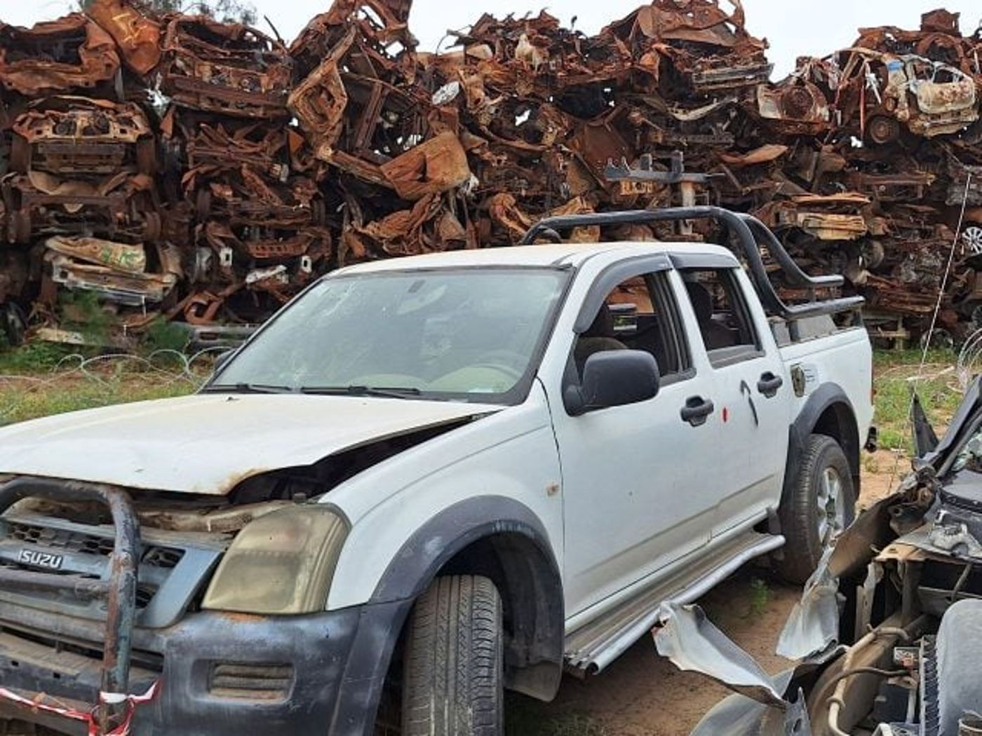 טנדר של מחבלי הנוחב'ה לצד מכוניות של ישראלים מיום הטבח