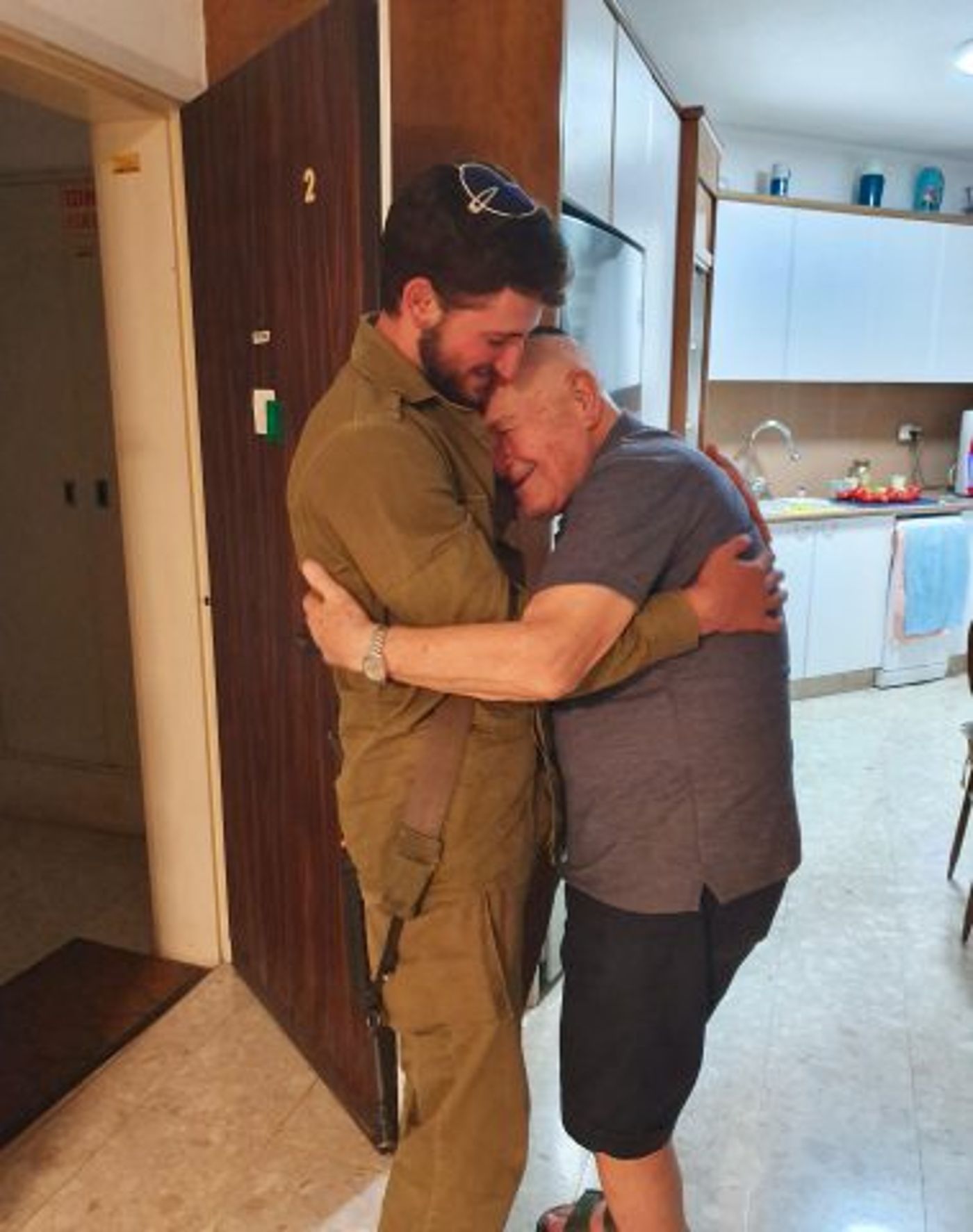 נפתלי פירסט עם נכדו (קרדיט: באדיבות המשפחה)