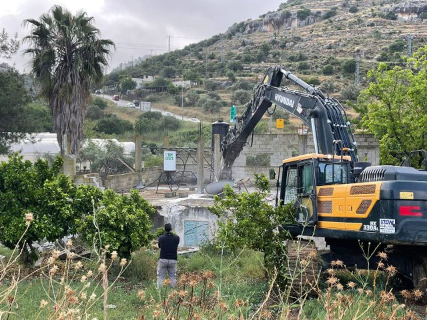 הריסת מבנים ופינוי פלישה חקלאית בכפר ערבי