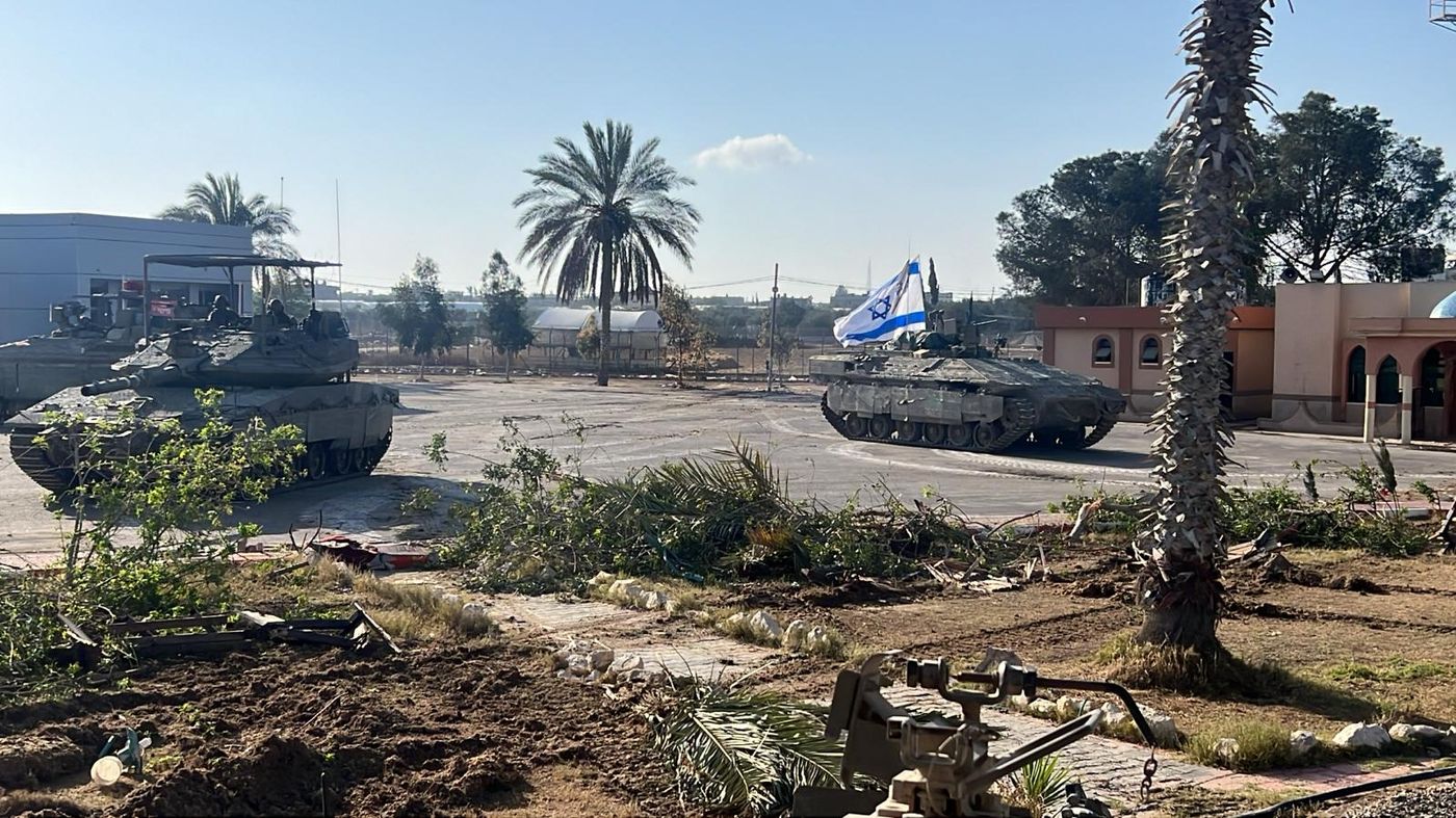 צפו: רגע כיבוש מעבר רפיח ותקיעת דגל ישראל