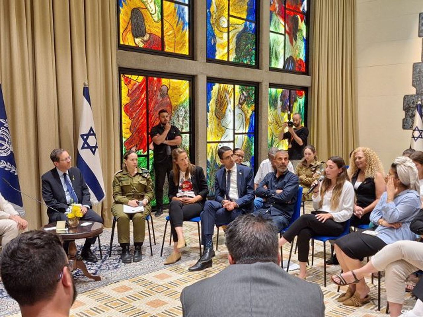 אירן מספרת את סיפורה לנשיא הרצוג