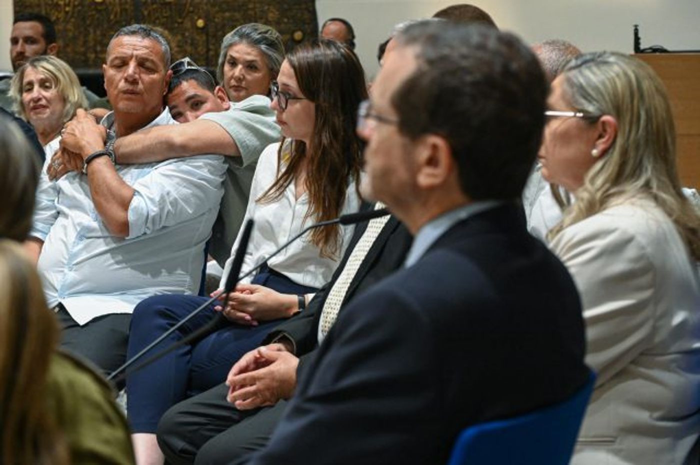 הרצוג למשפחות השכולות: "נותנים לכם חיזוק וחיבוק"