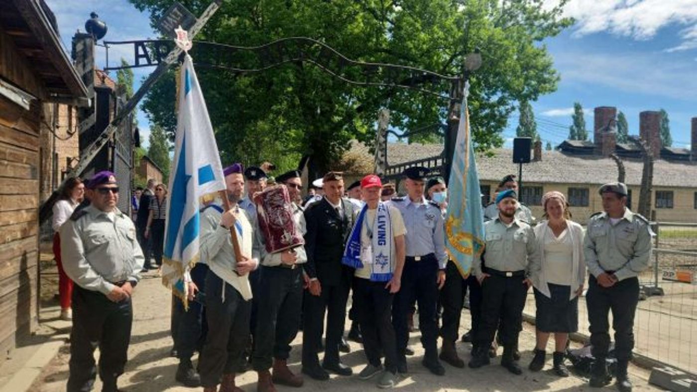 צוקרמן (מחזיק את דגל ישראל) במצעד החיים במחנה אושוויץ (דובר צה"ל)
