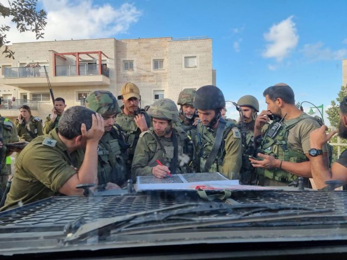 סא"ל ידידיה צוקרמן במרכז (דובר צה"ל)