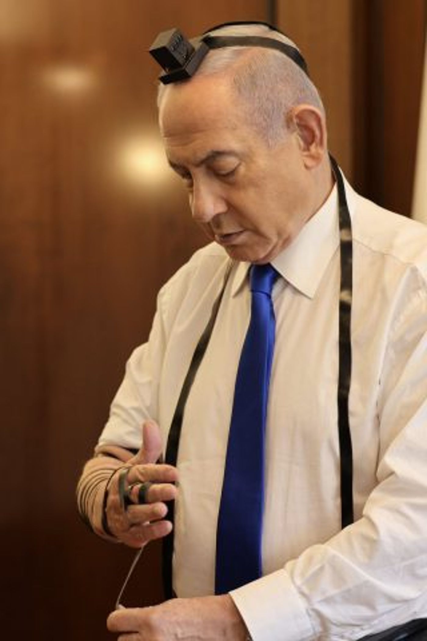 נתניהו מניח תפילין (מתוך הטוויטר של ראש הממשלה)