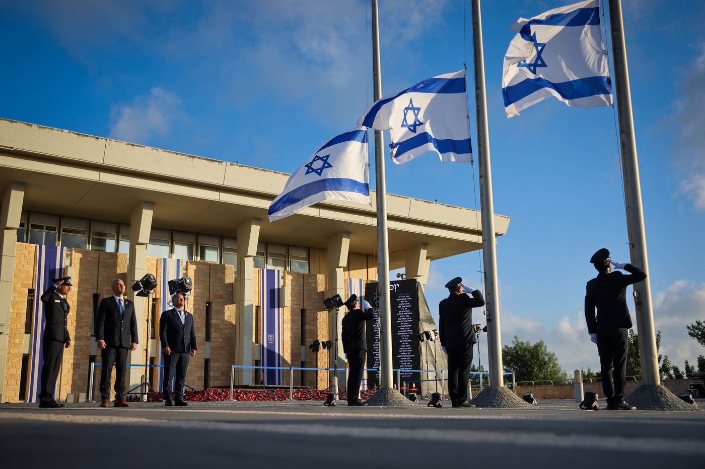 לזכרם: דגלי ישראל הורדו לחצי התורן בכנסת | צפו