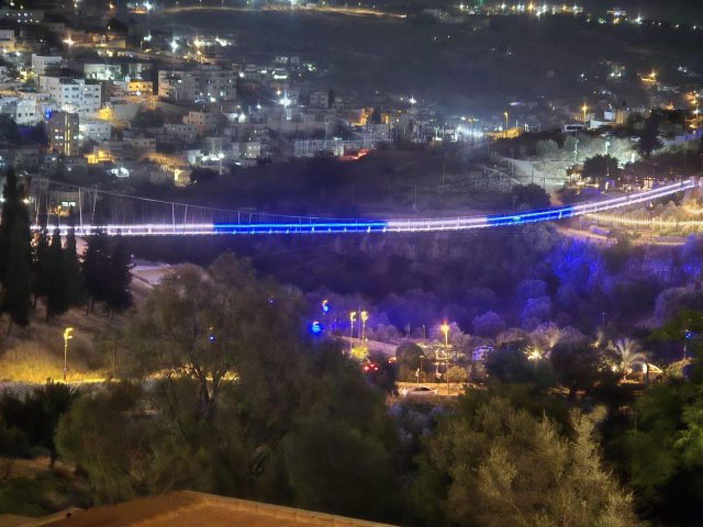 (הגשר התלוי בגיא בן הינום בכחול לבן,