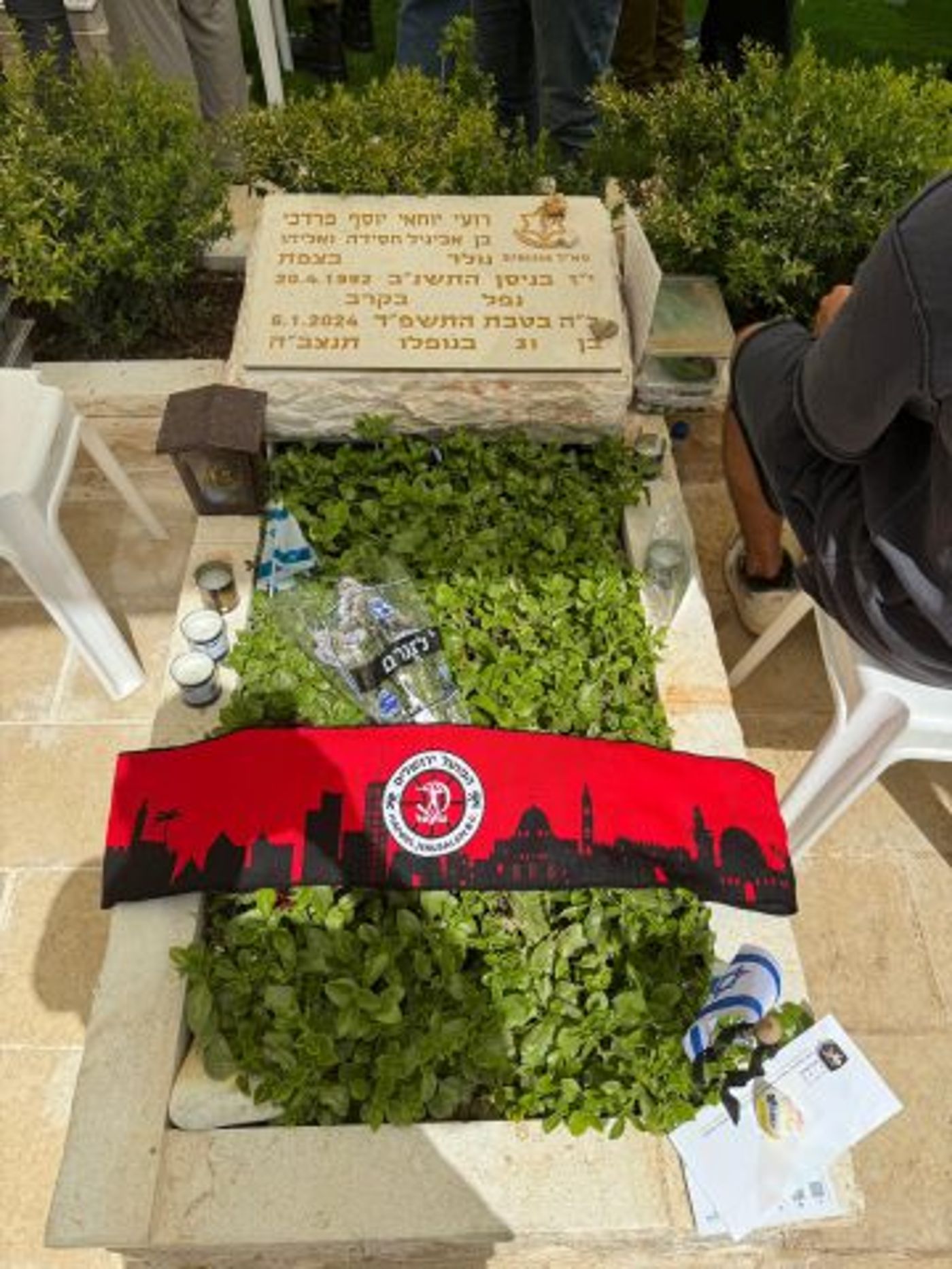 אנשי הפועל ירושלים הניחו צעיף על קברי האוהדים