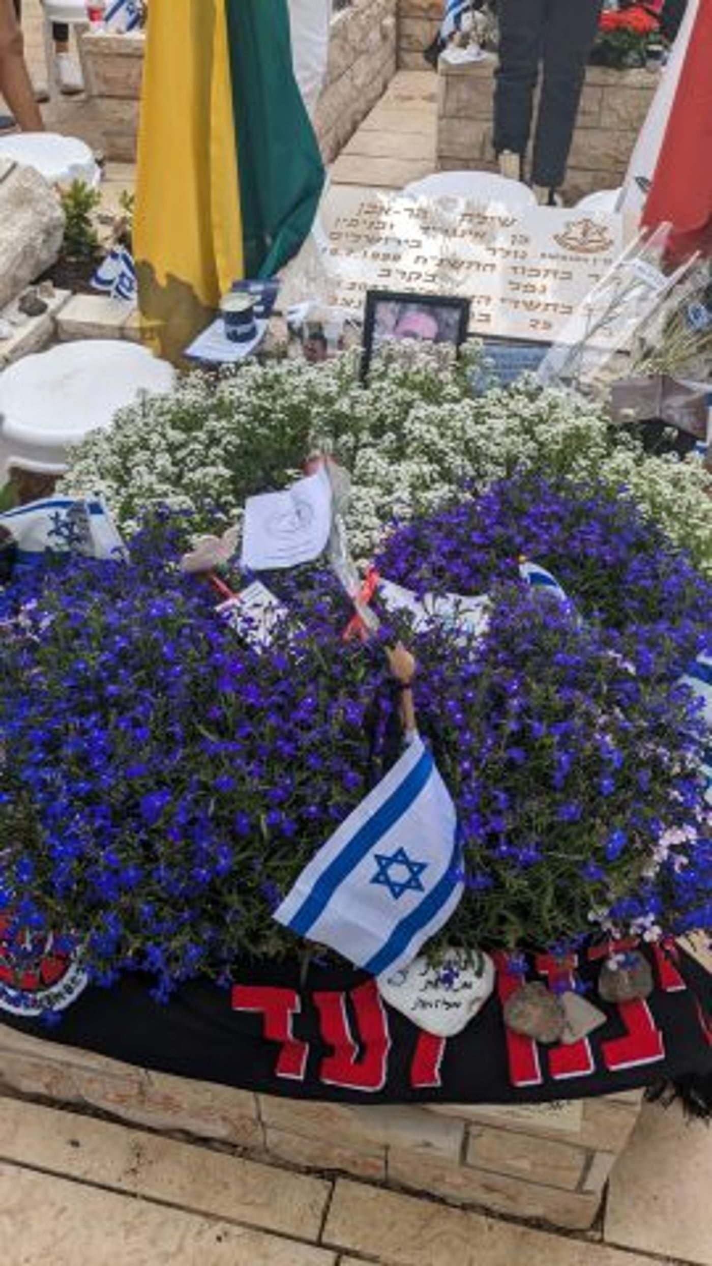 אנשי הפועל ירושלים הניחו צעיף על קברי האוהדים