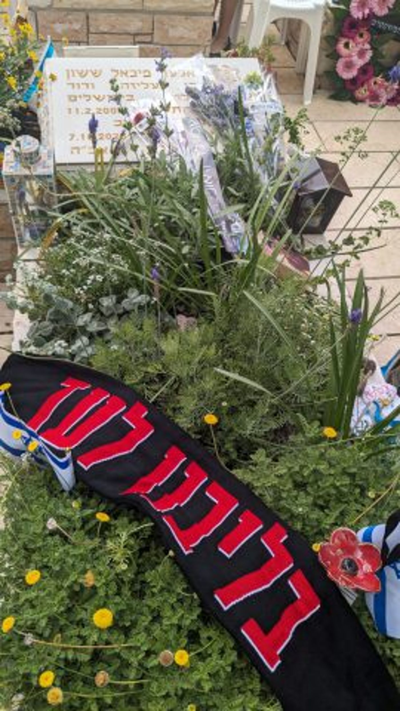 אנשי הפועל ירושלים הניחו צעיף על קברי האוהדים
