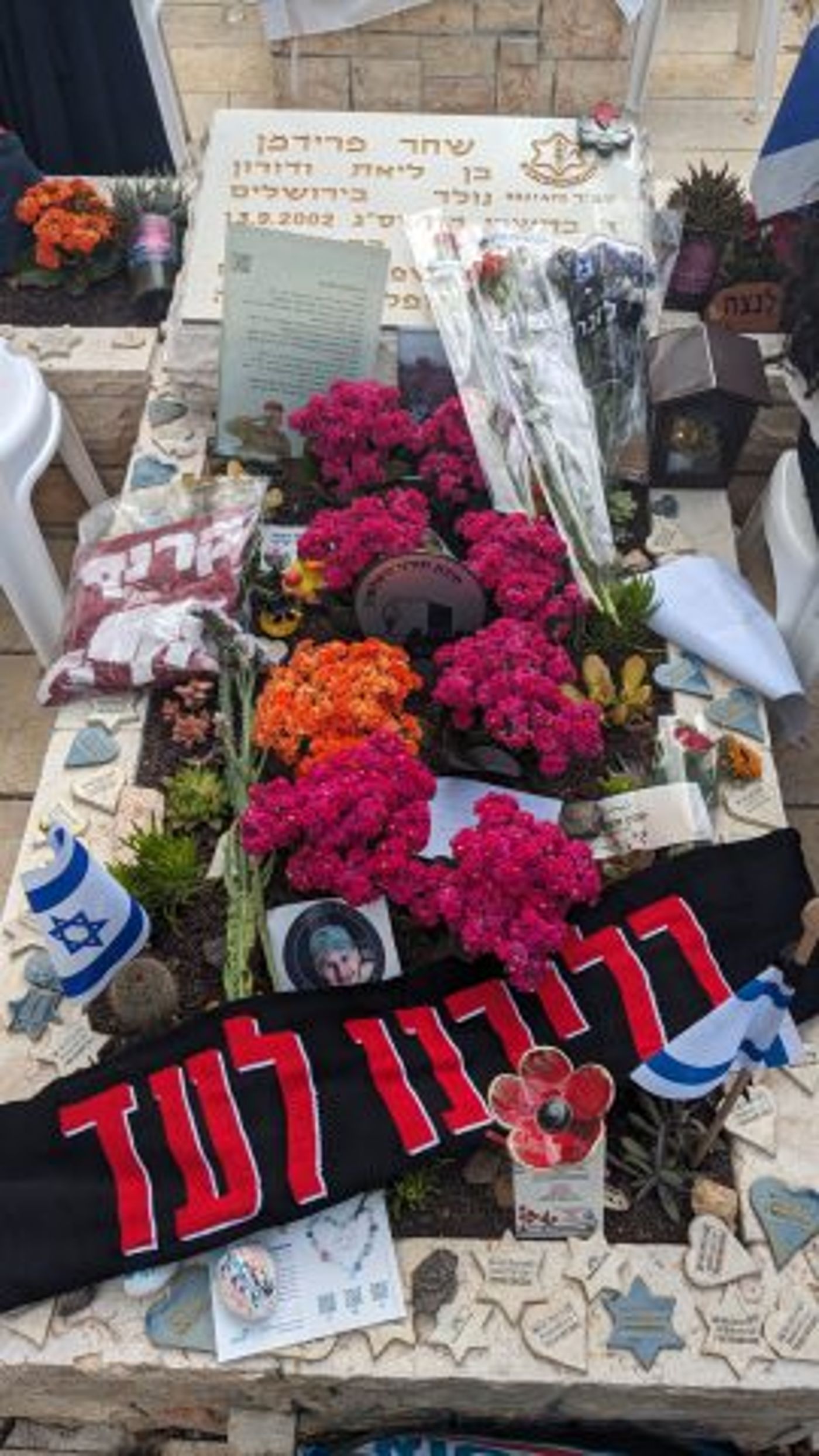 אנשי הפועל ירושלים הניחו צעיף על קברי האוהדים