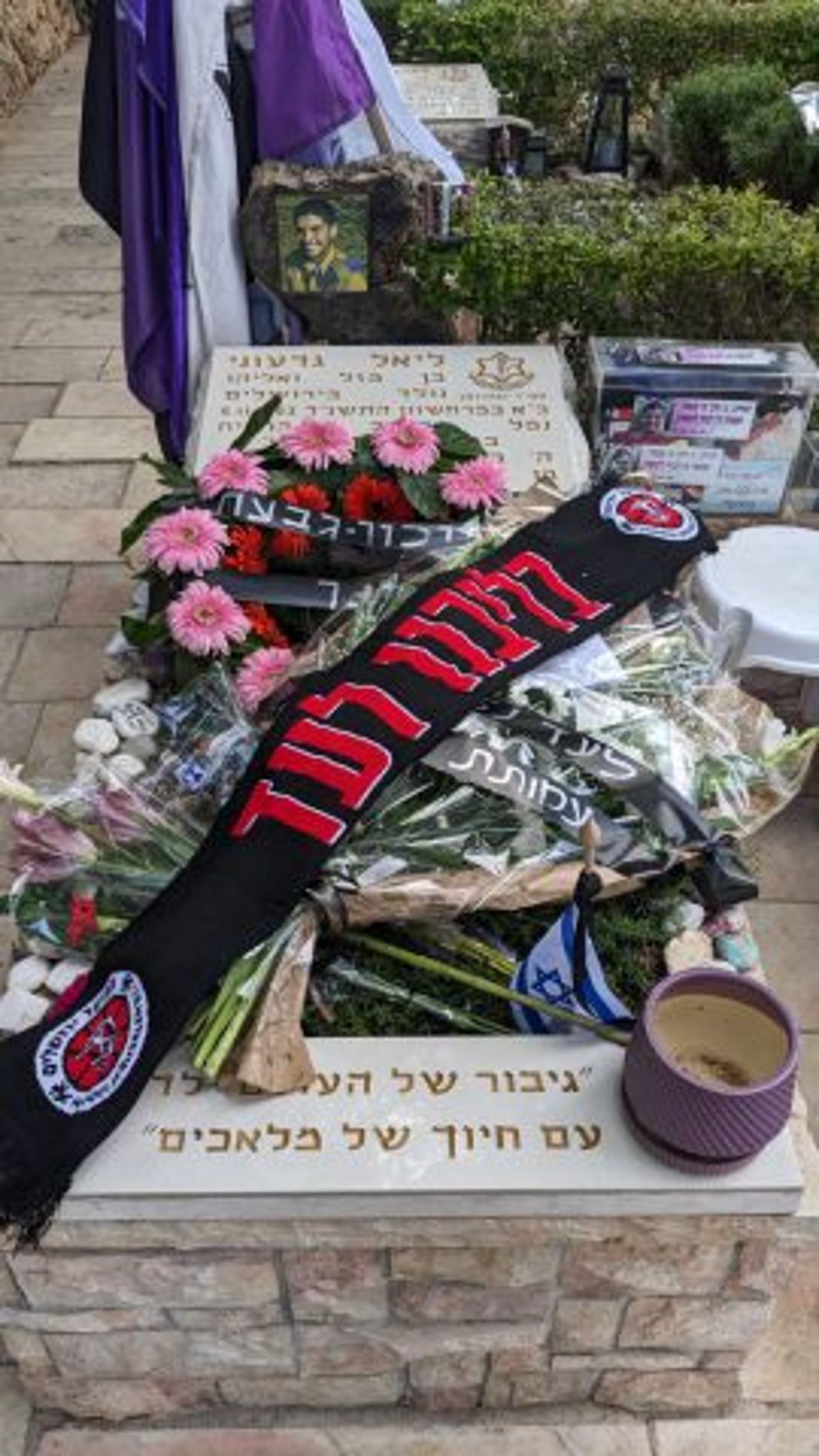 אנשי הפועל ירושלים הניחו צעיף על קברי האוהדים