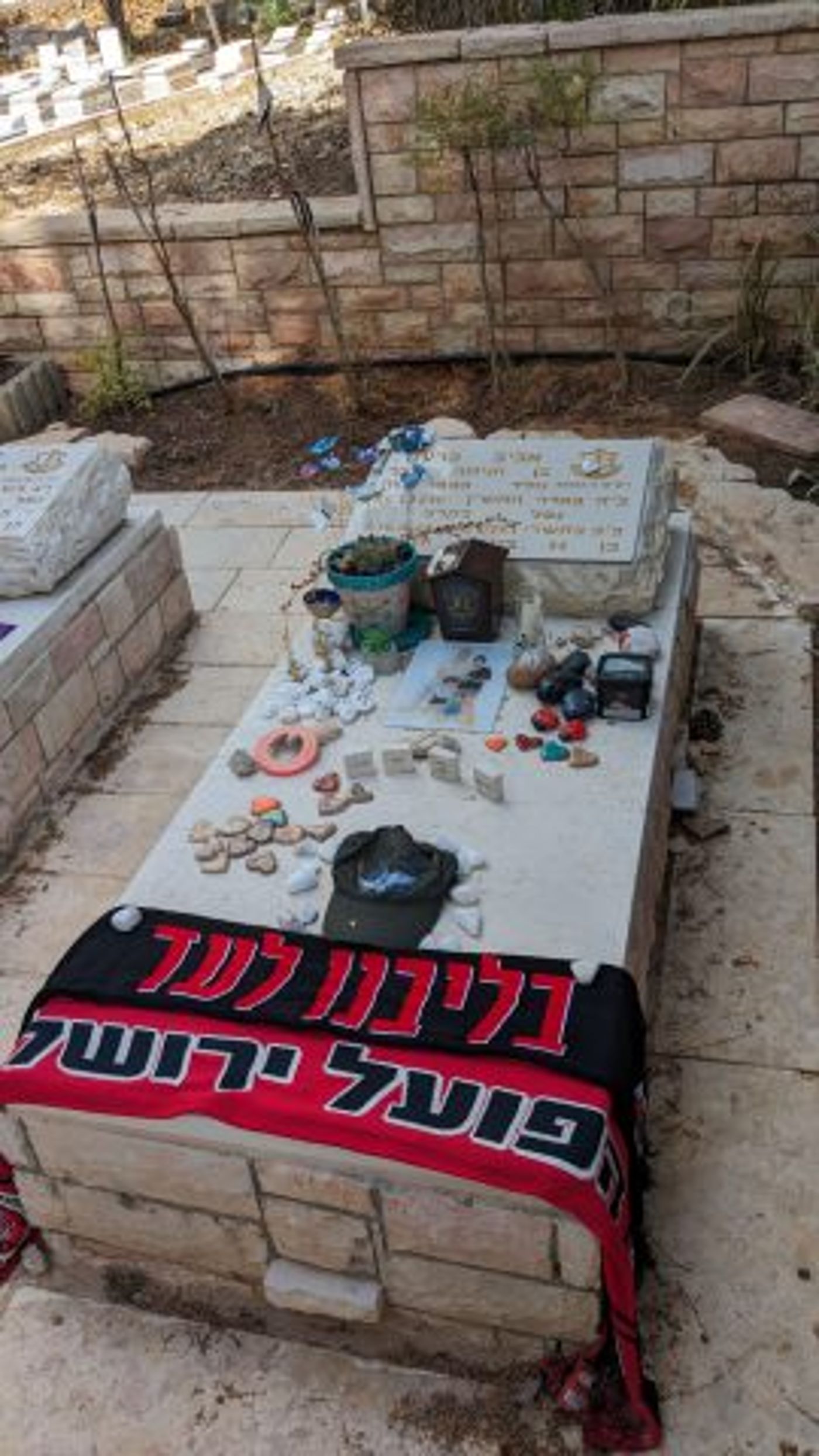אנשי הפועל ירושלים הניחו צעיף על קברי האוהדים
