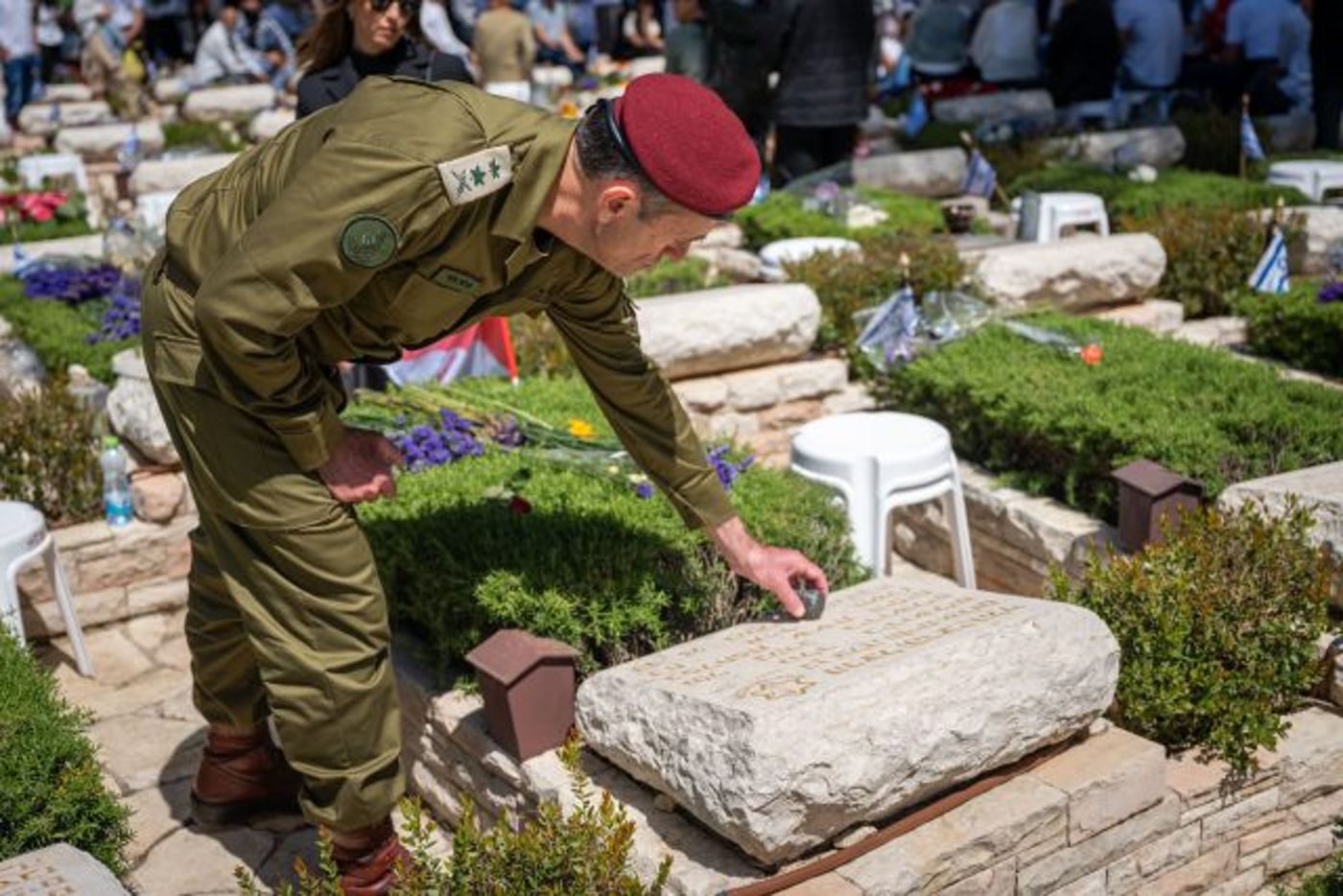 הרצי הלוי מניח אבן על קברו של הרצי הלוי (דובר צה"ל)