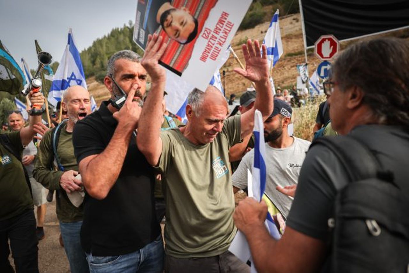 אחים לנשק בכביש מספר 1 (יונתן זינדל/פלאש90)