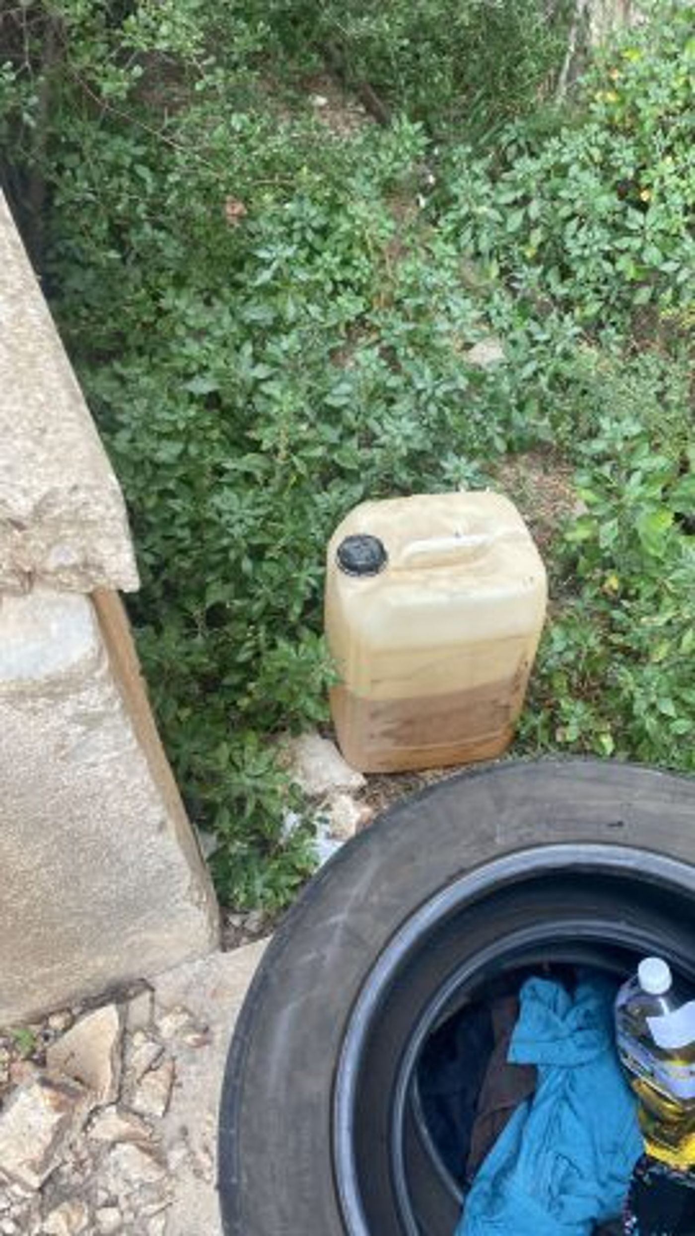 הממצאים שנתפסו ע״י השוטרים ברשות החשודים (קרדיט: דוברות המשטרה)
