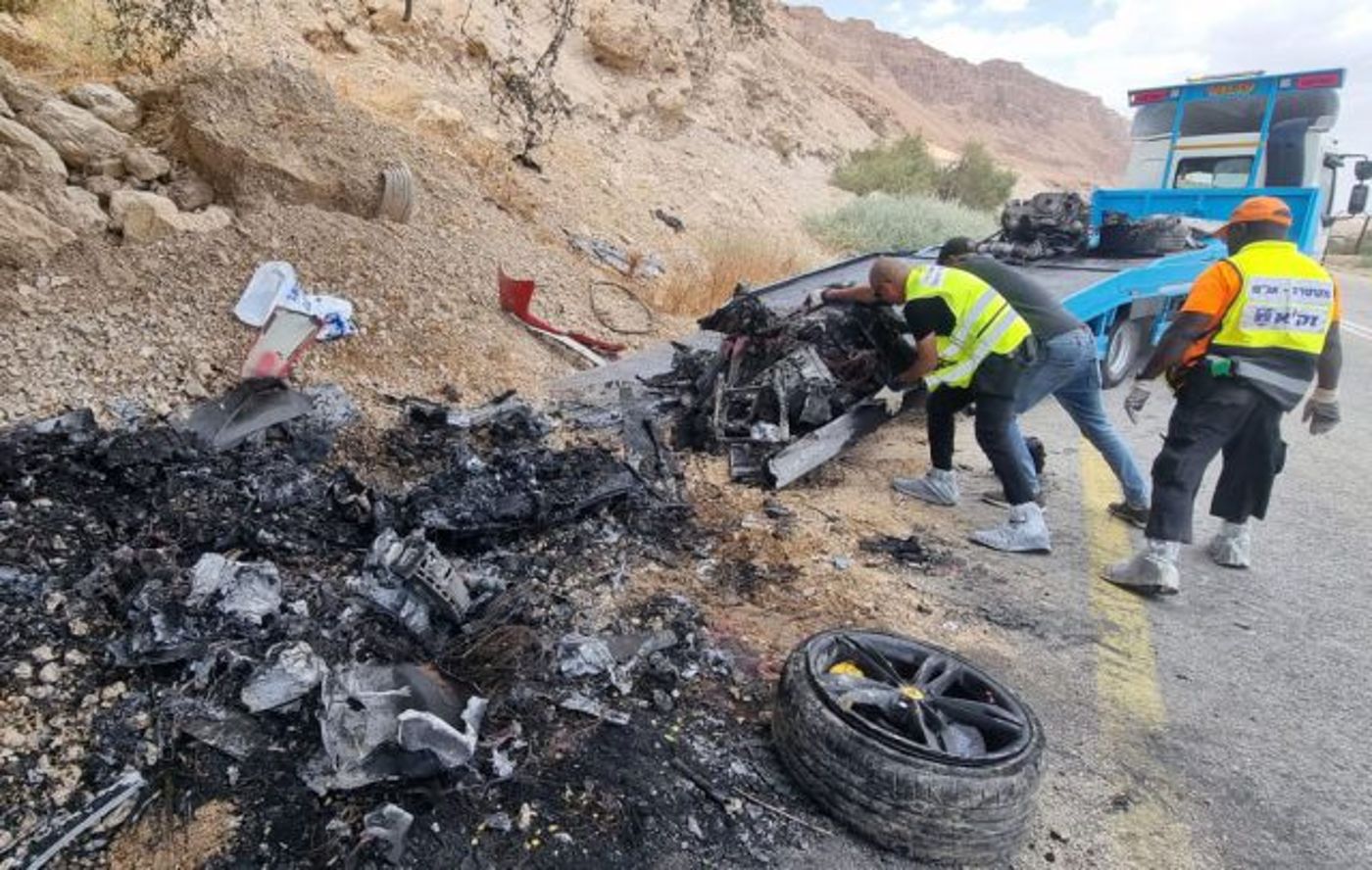 רכב פרארי התהפך ועלה באש: 2 הנוסעים נהרגו