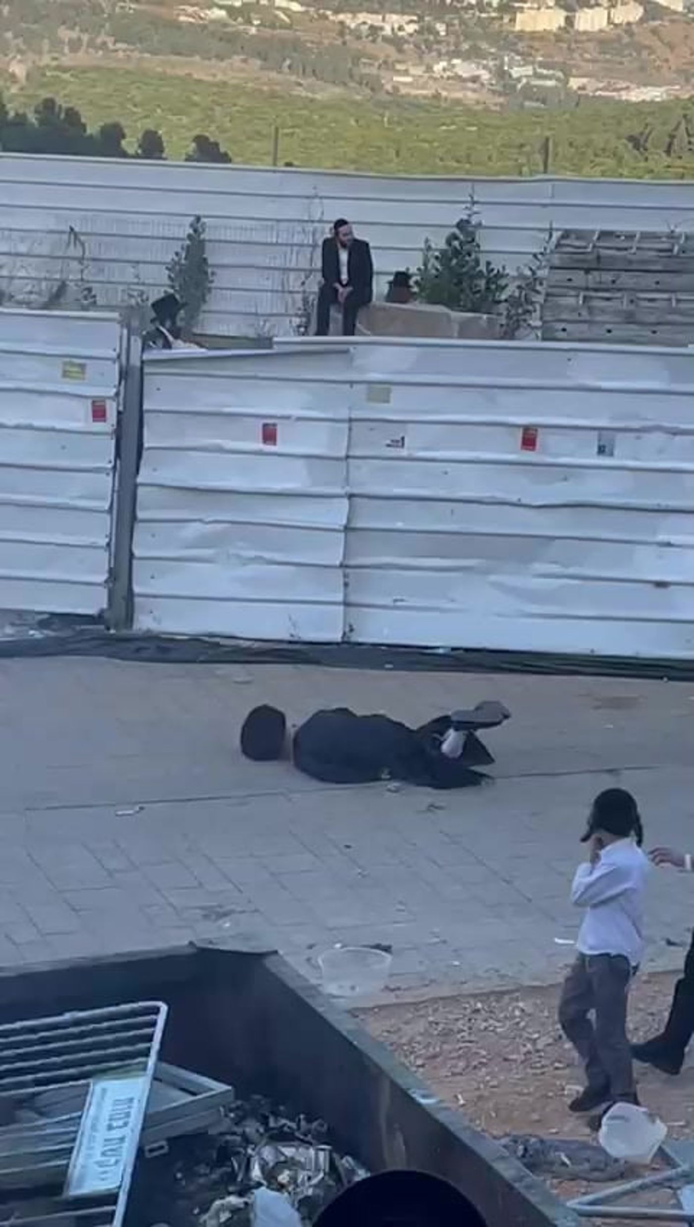 אלימות קשה: שוטר תועד מטיח מבוגר בהר מירון. צפו